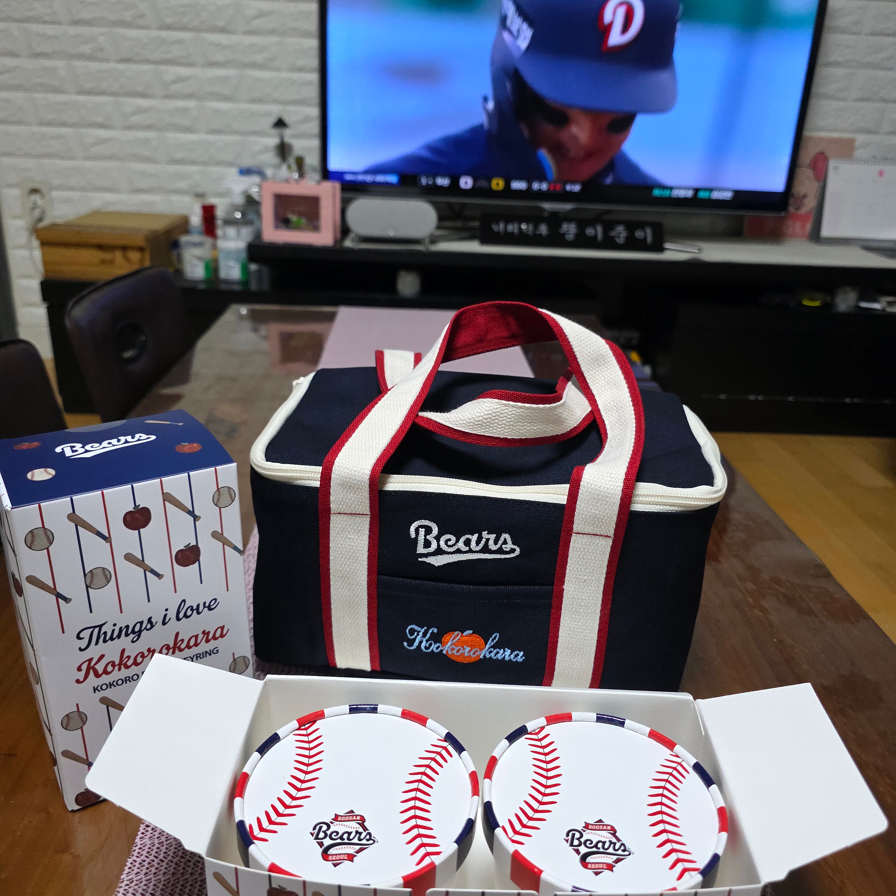 [KREAM 단독] Doosan Bears x Kokorokara Hustle Pudding 2pcs & Kokoro Bear Keyring & Cooler Bag Full Set 착용 스타일 - 3
