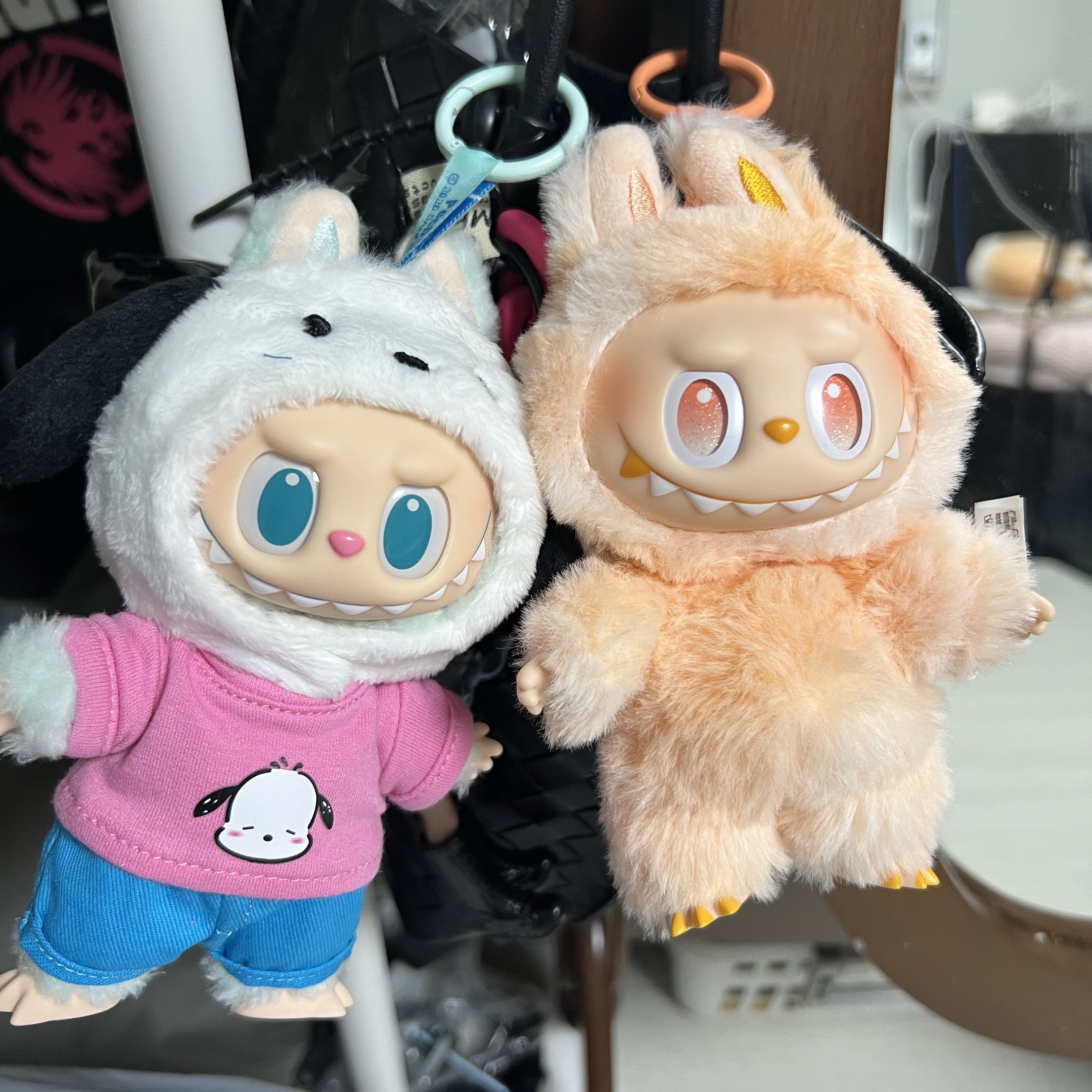 Pop Mart Labubu The Monsters Highlight Series Sealed Case (1 Blind Box), Pop Mart Labubu The Monsters x Hello Kitty And Friends Series Vinyl Plush Pendant Sealed Case (1 Blind Box) 착용 스타일