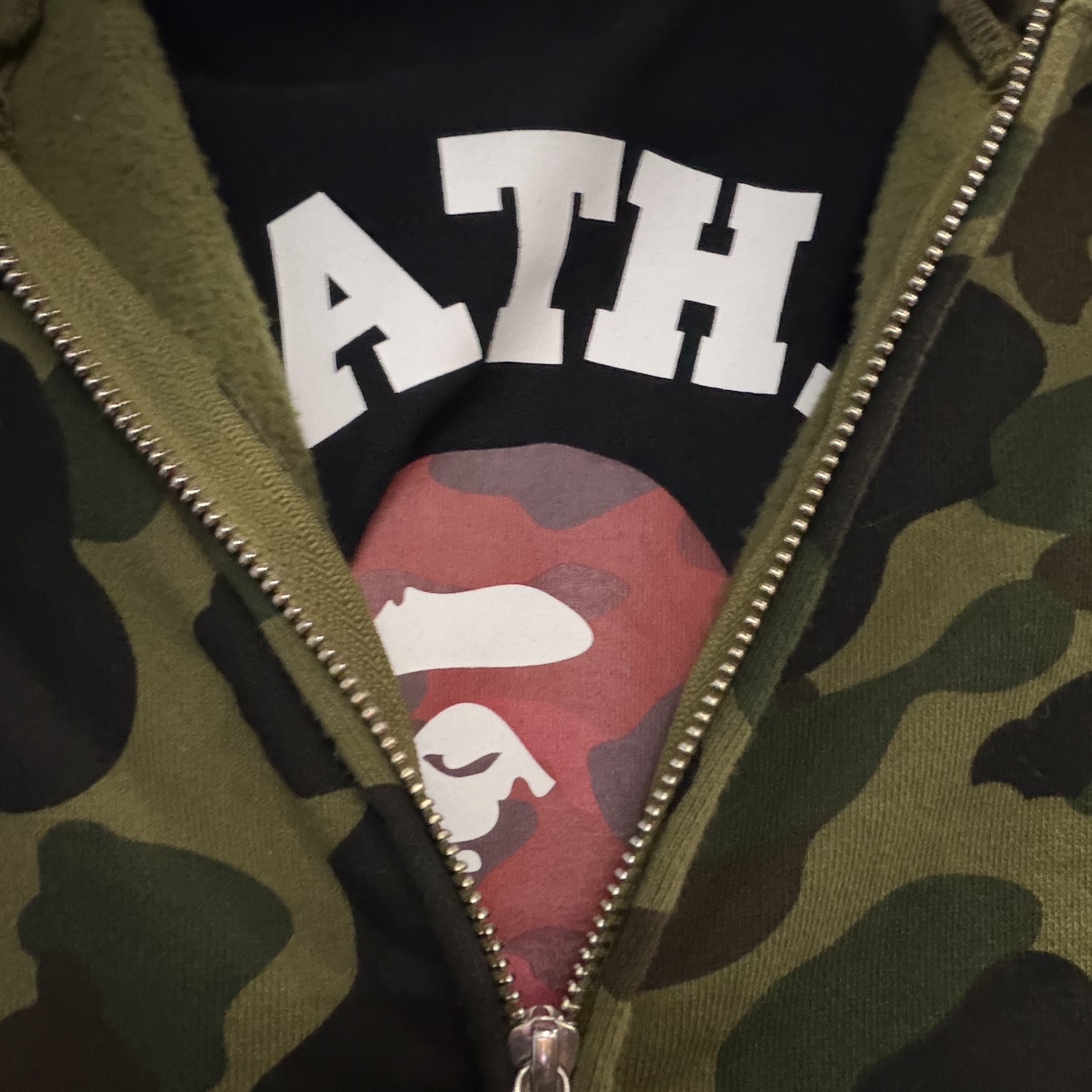 BAPE Color Camo College T-Shirt Black Red 착용 스타일 - 2