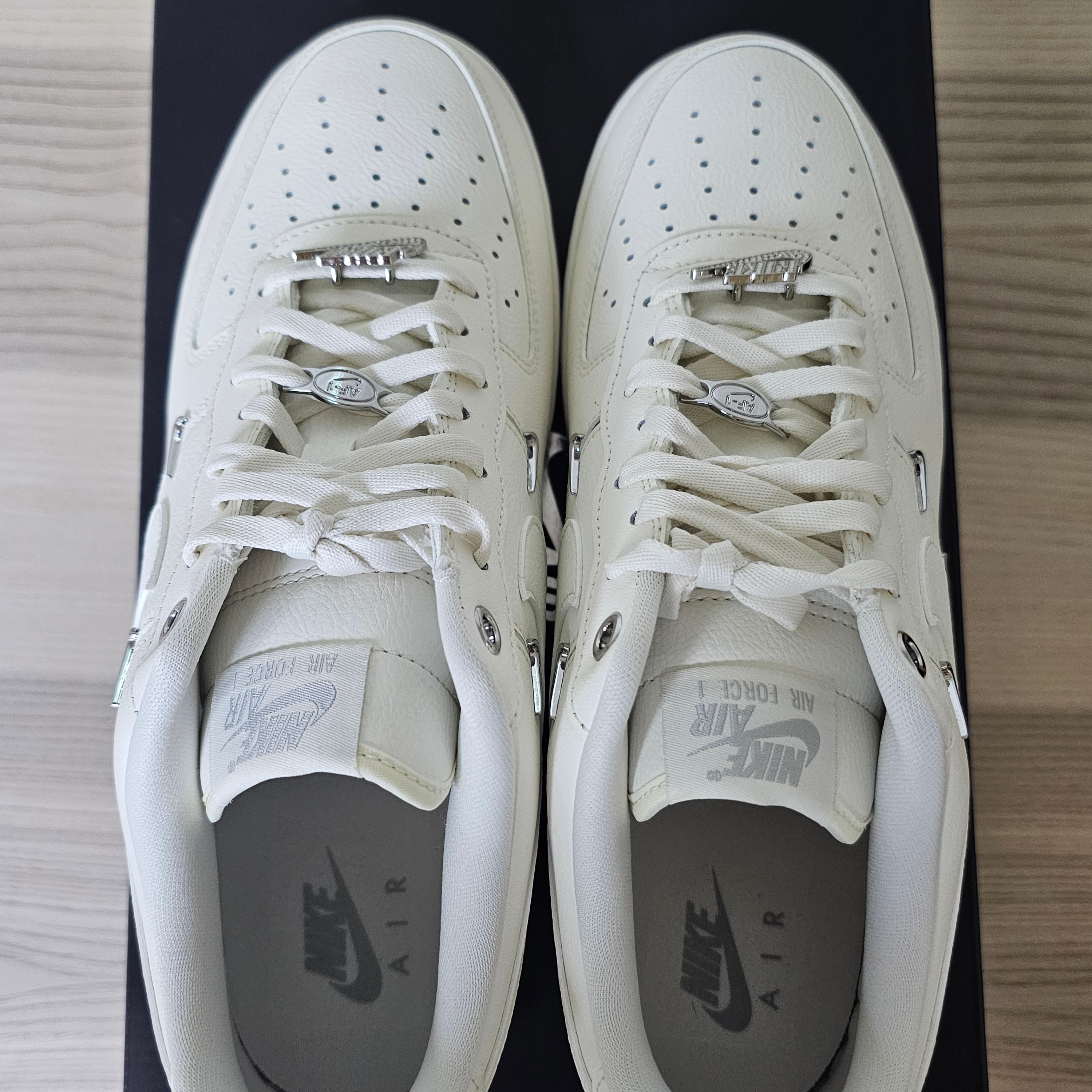 (W) Nike Air Force 1 '07 LV8 Sail Metallic Silver 착용 스타일 - 8