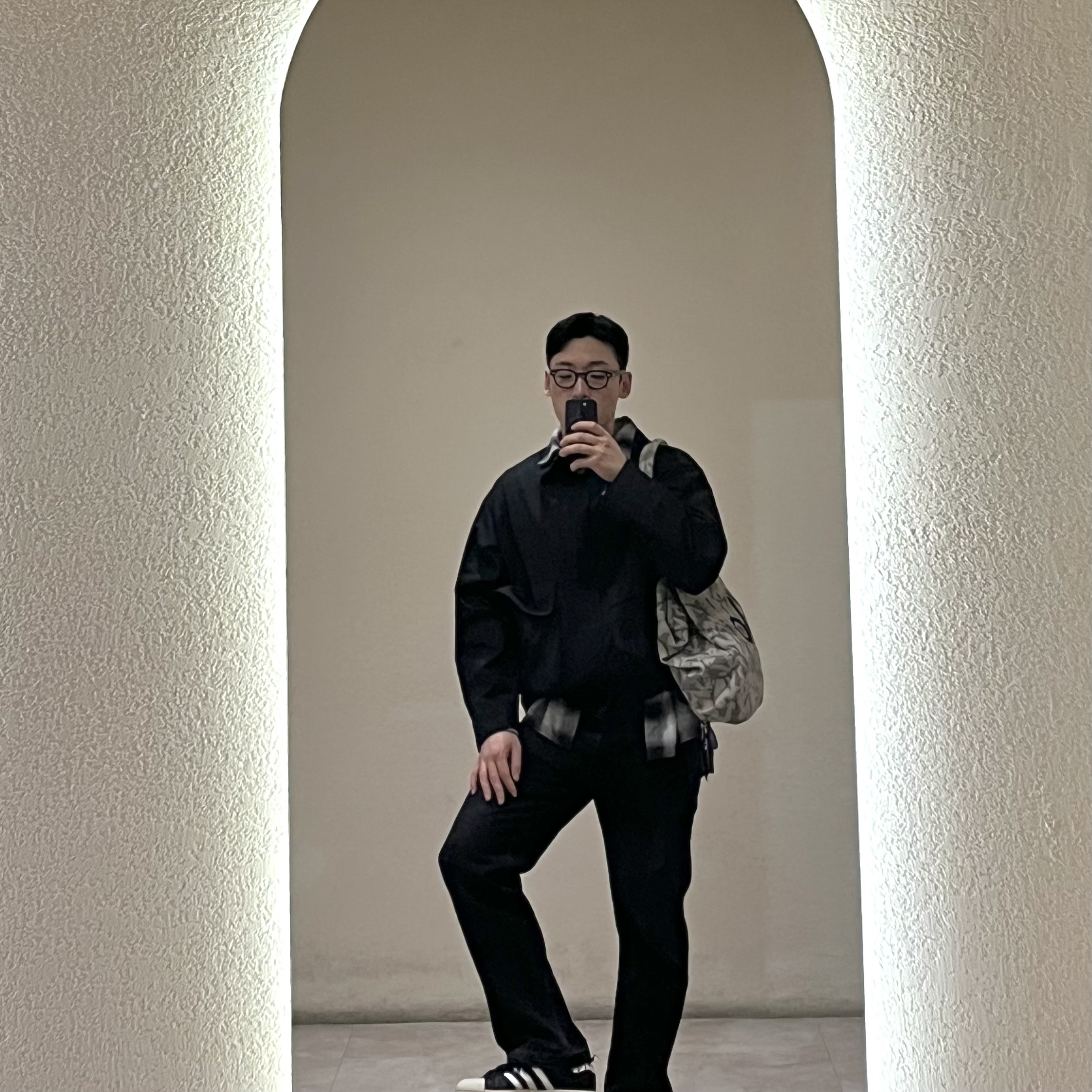 Adidas Superstar 82 Core Black, Alo Yoga Iconic Shopper Tote Bag Grey Tiedye 착용 스타일