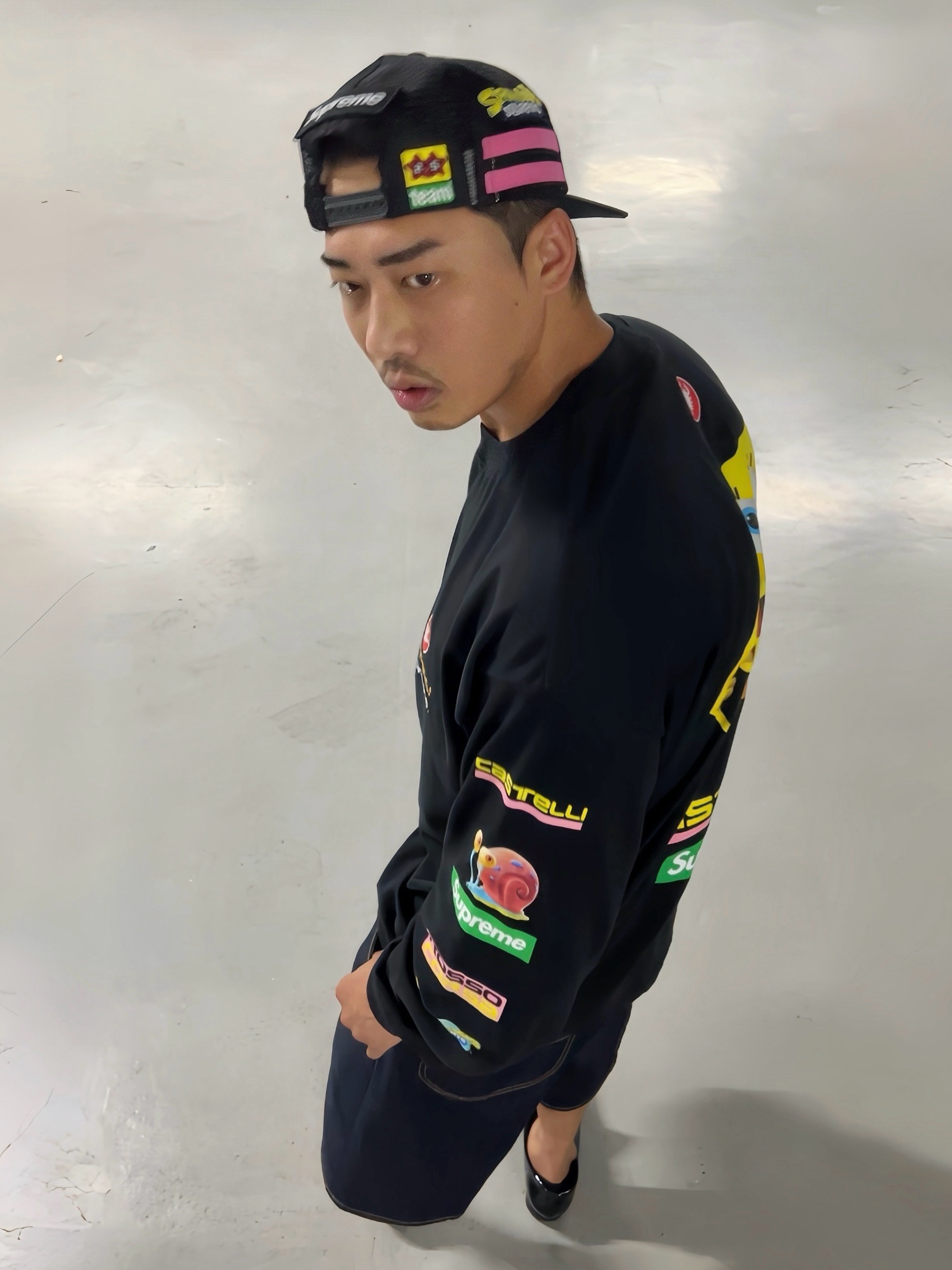 Supreme x SpongeBob Jeff Hamilton Mesh Back 6-Panel Black - 25SS, Supreme x SpongeBob SquarePants Castelli Racing L/S T-Shirt Black - 25SS 착용 스타일 - 1