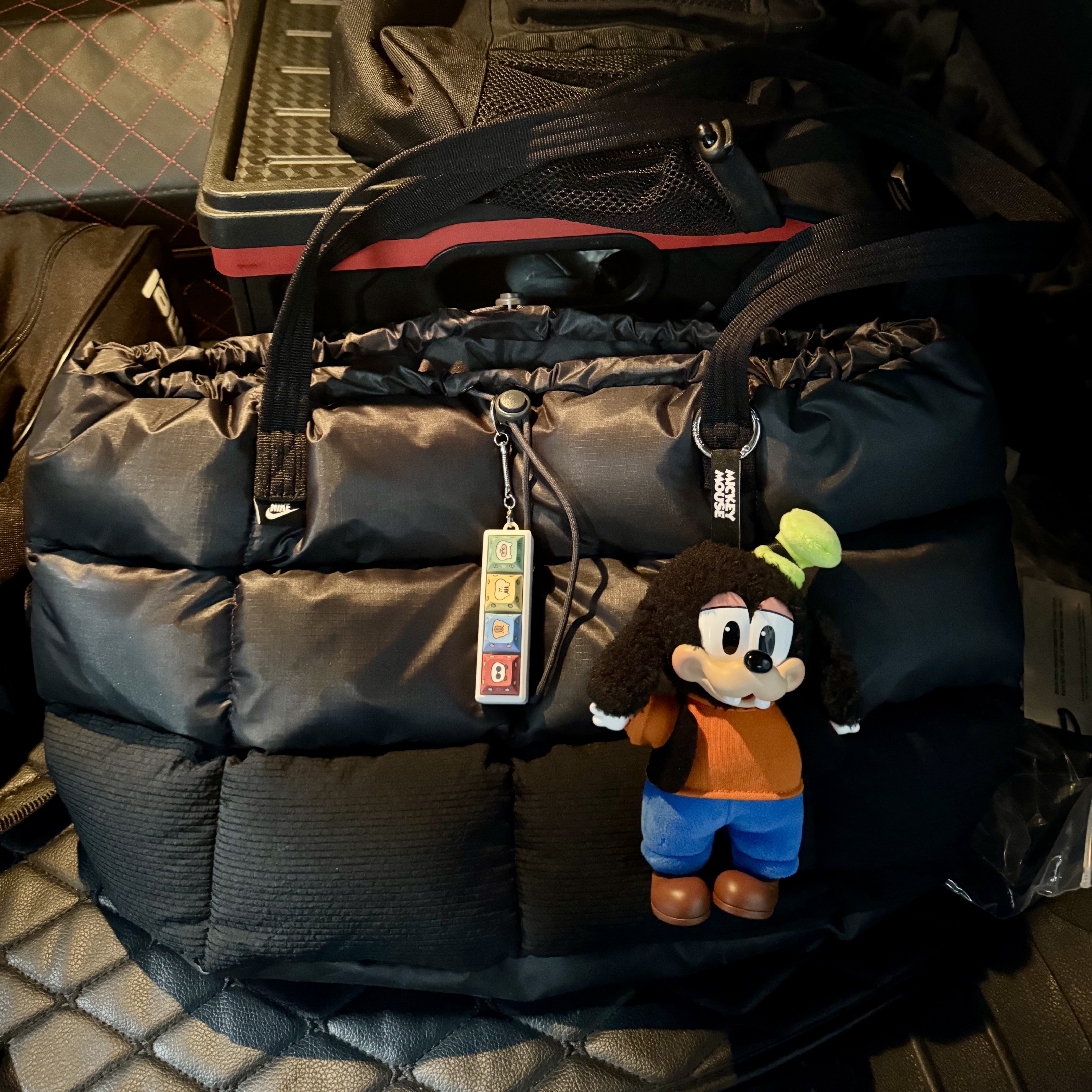 Nike NSW Puffle Tote Bag 24L Black Anthracite 착용 스타일 - 1