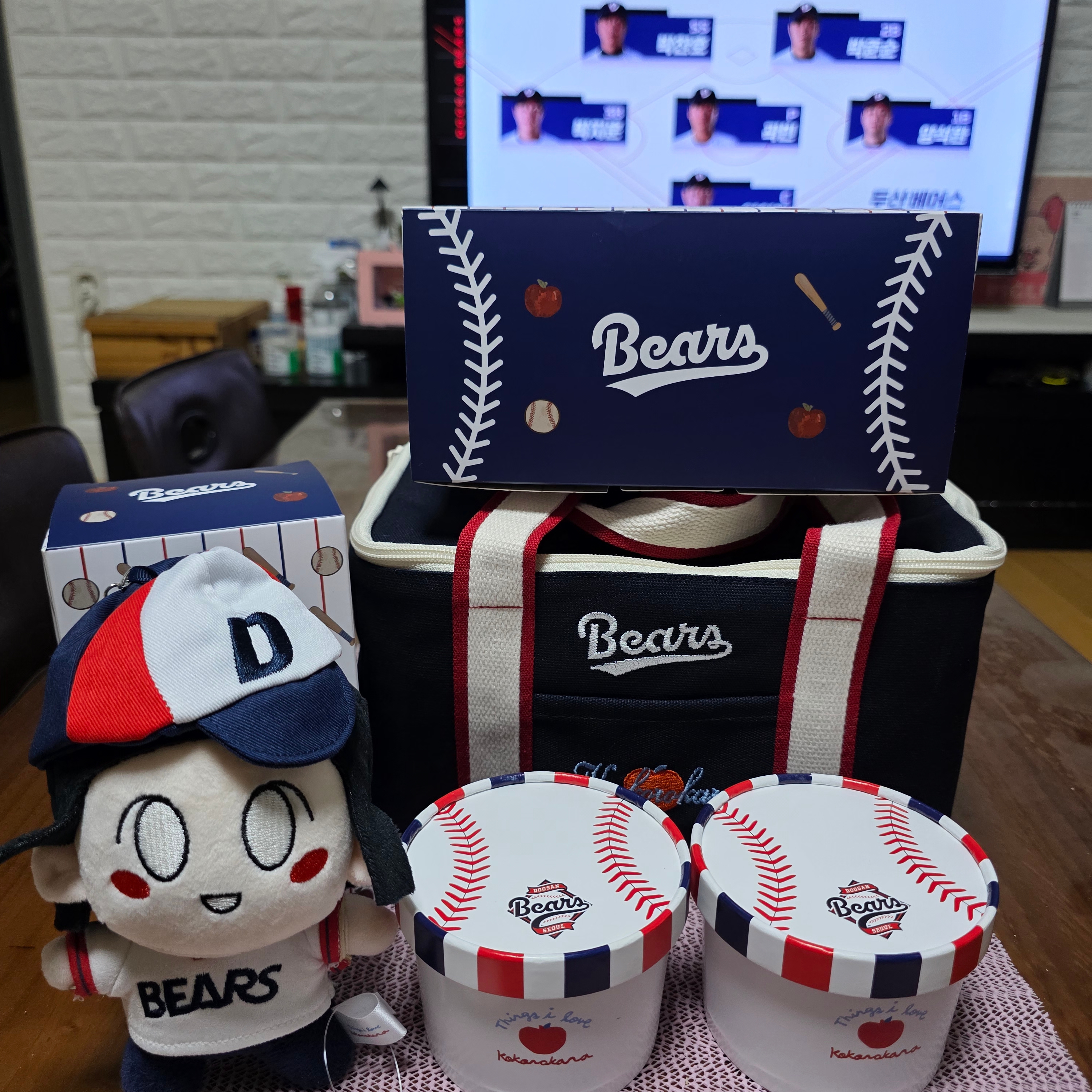 [KREAM 단독] Doosan Bears x Kokorokara Hustle Pudding 2pcs & Kokoro Bear Keyring & Cooler Bag Full Set 착용 스타일 - 5