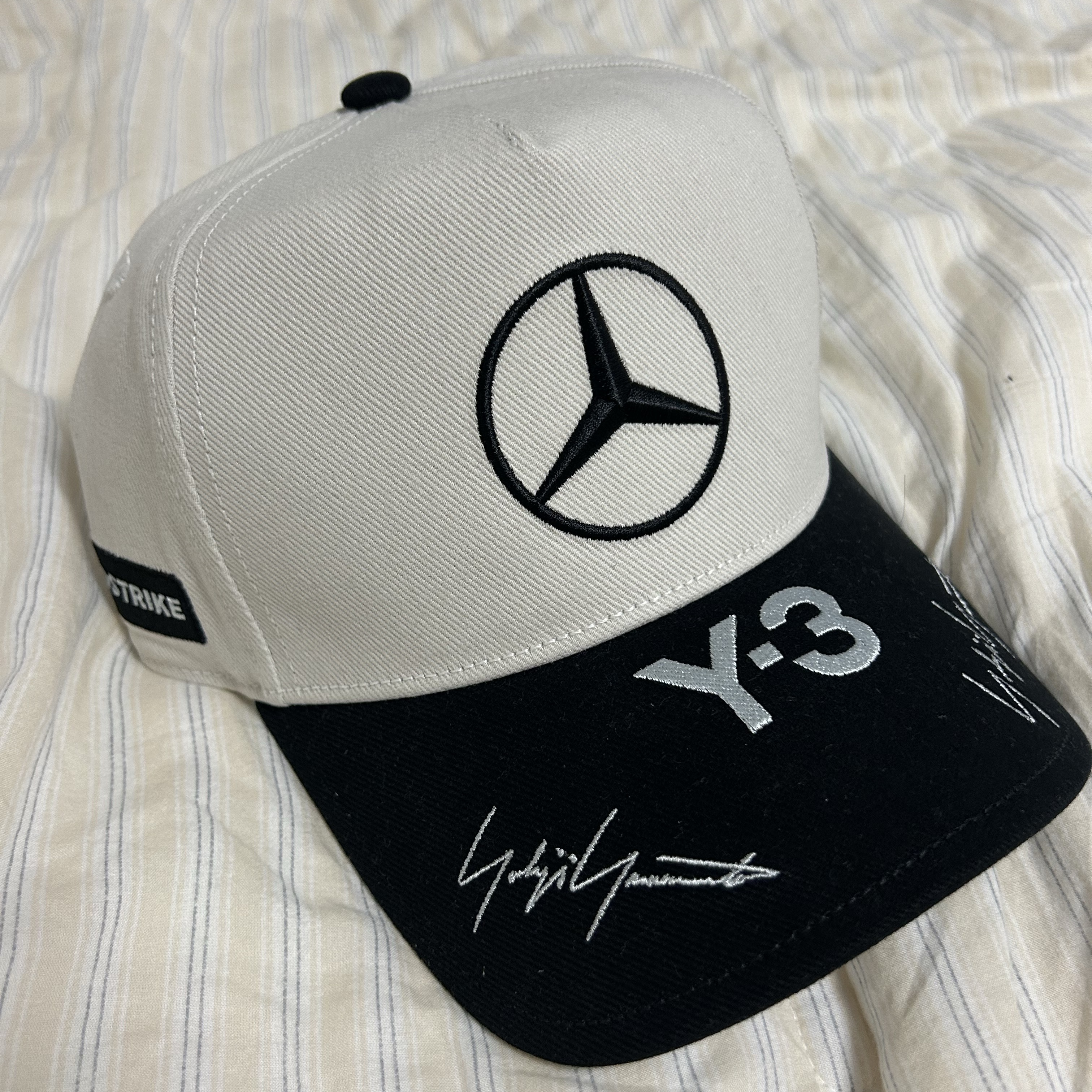 Mercedes AMG Petronas x Y-3 F1 Team Silver Arrow Podium Cap Talc 착용 스타일