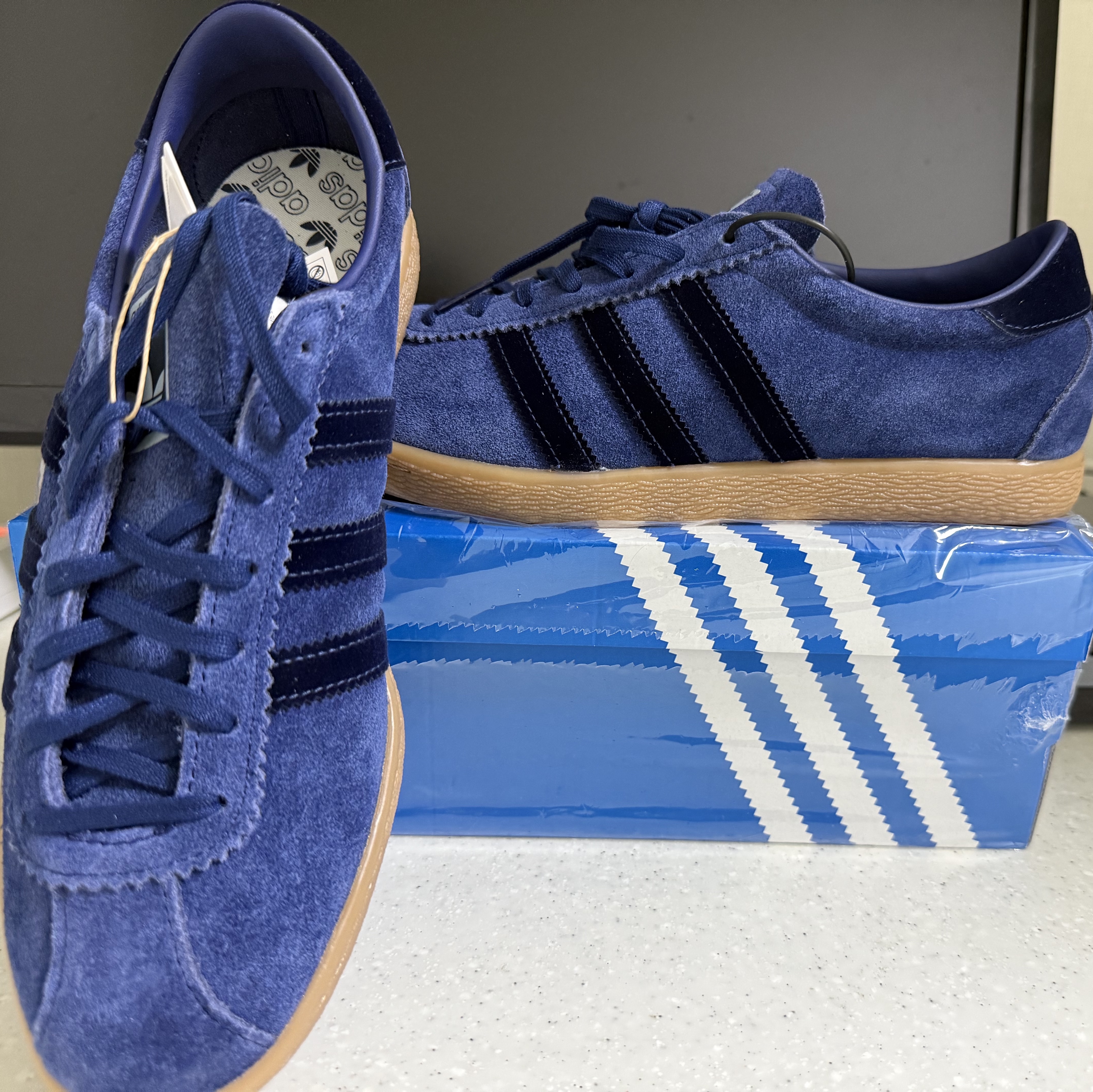 Adidas Tobacco Dark Blue Night Indigo 착용 스타일