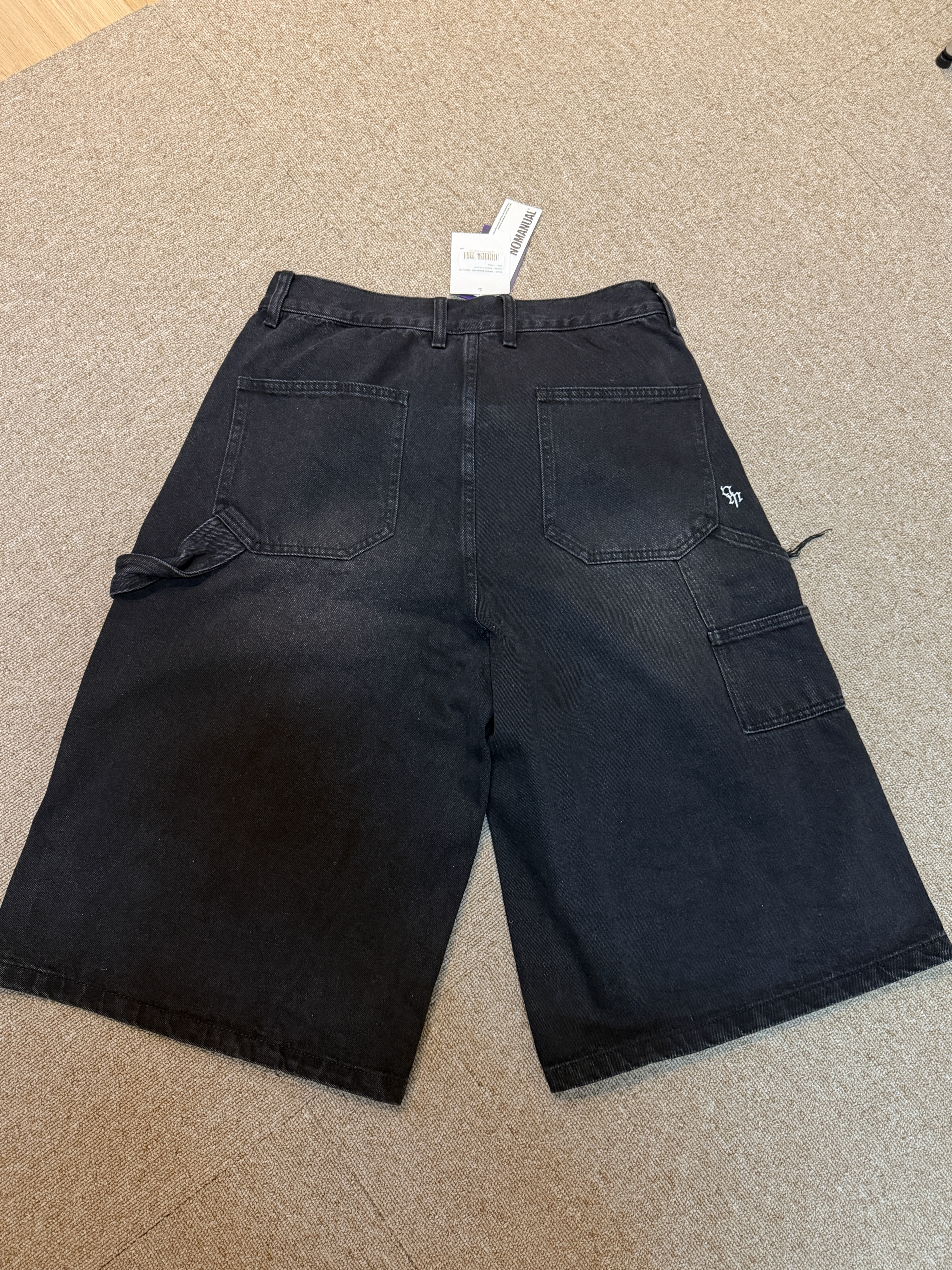 [KREAM 단독] NOMANUAL Destroyed Bermuda Pants Washed Black 착용 스타일 - 10