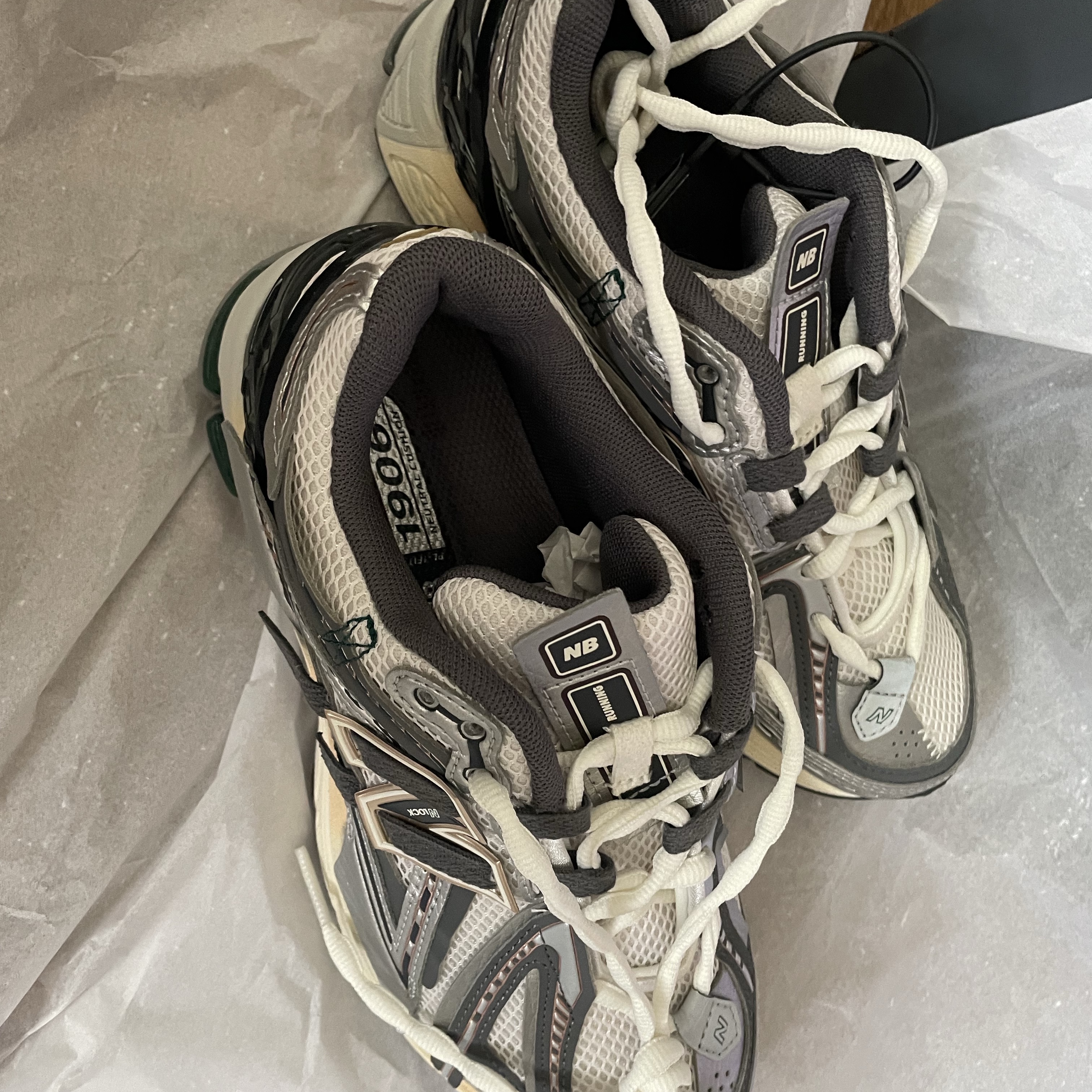 New Balance 1906A Silver Metallic Castlerock 착용 스타일 - 1