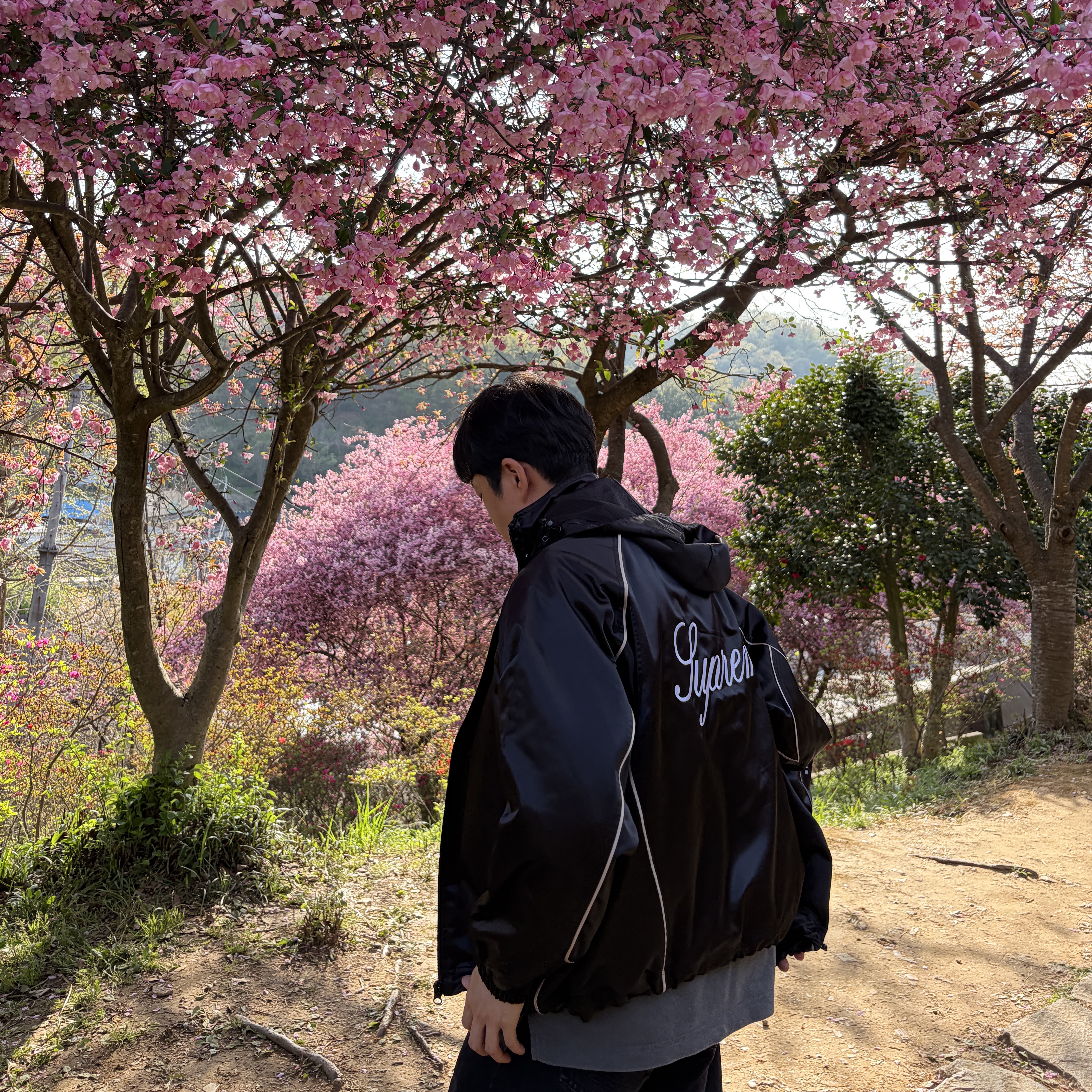 Supreme Satin Hooded Track Jacket Black - 24SS, Jordan 1 x Travis Scott x Fragment Retro Low OG SP Military Blue 착용 스타일 - 1