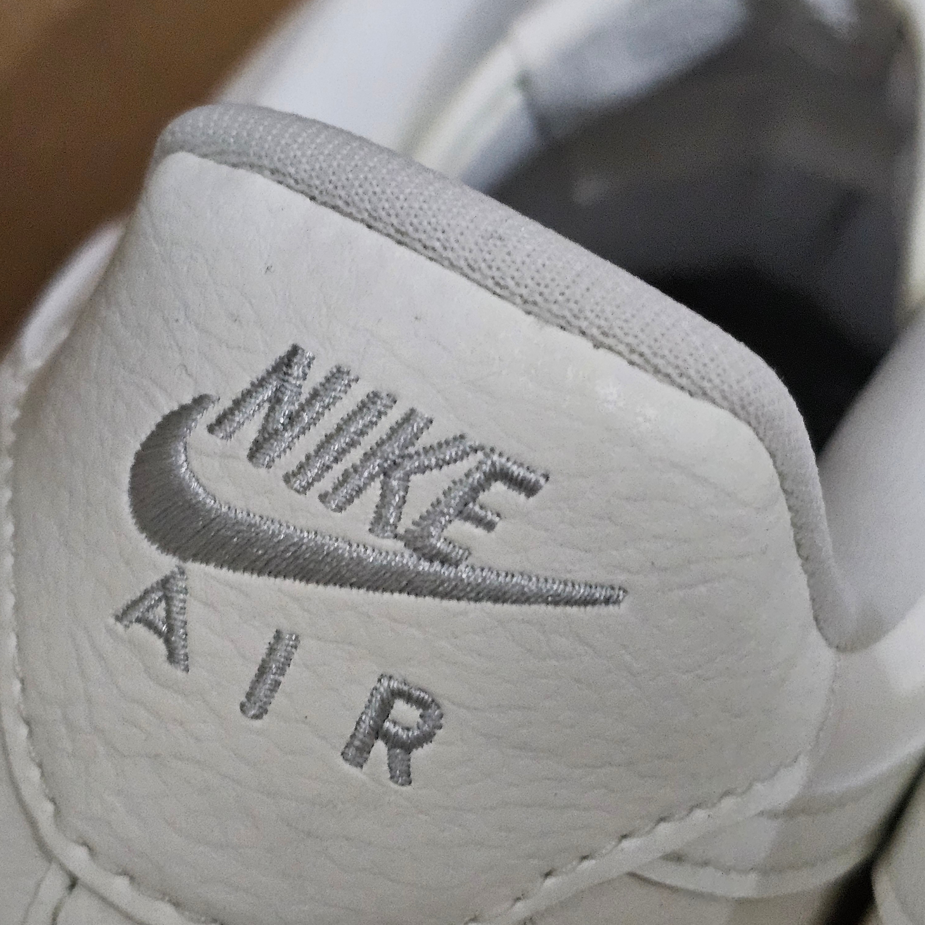 (W) Nike Air Force 1 '07 LV8 Sail Metallic Silver 착용 스타일 - 5