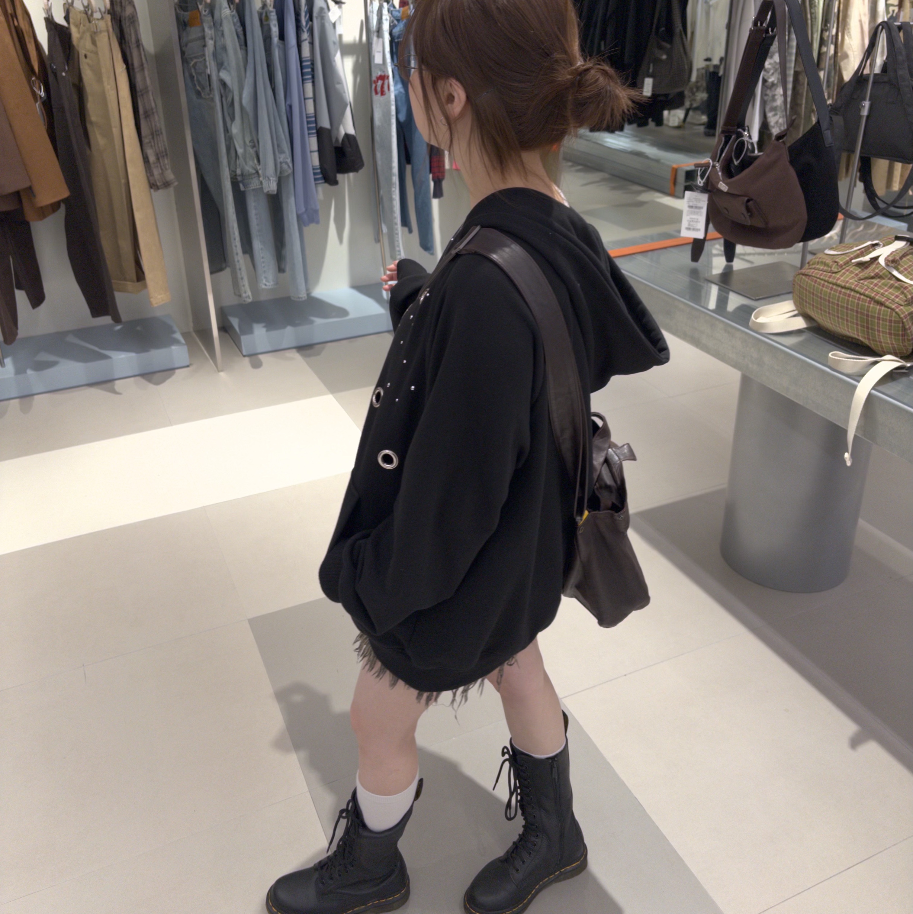 (W) Dr. Martens 1490 Virginia Black 착용 스타일 - 1