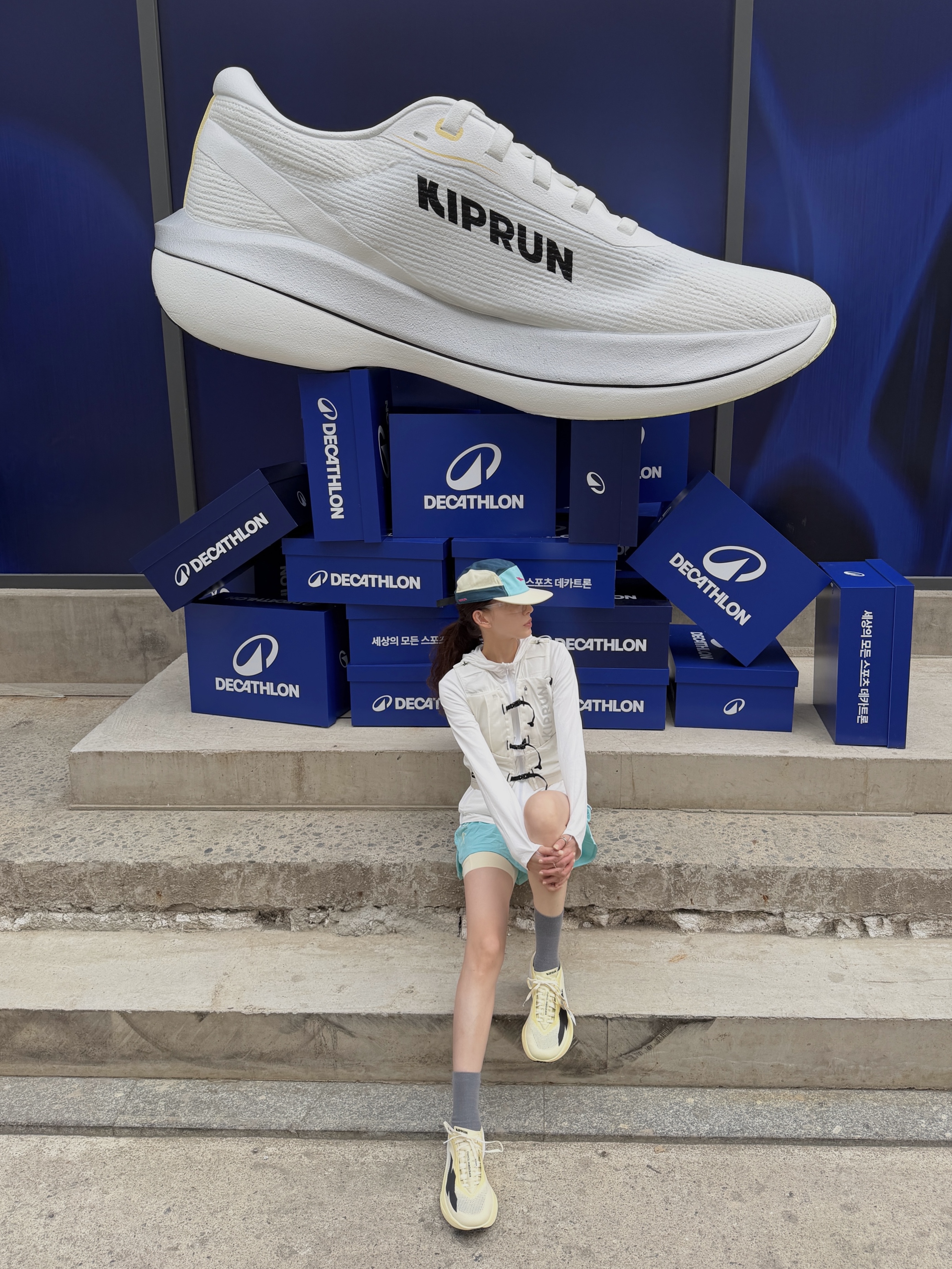 DECATHLON Kiprun Women's Carbon Racing Shoes Kiprun KD900X Elite Vanilla Yellow, DECATHLON Women's Running Short-Sleeved T-Shirt Run Dry 500 Ultra White 착용 스타일 - 1