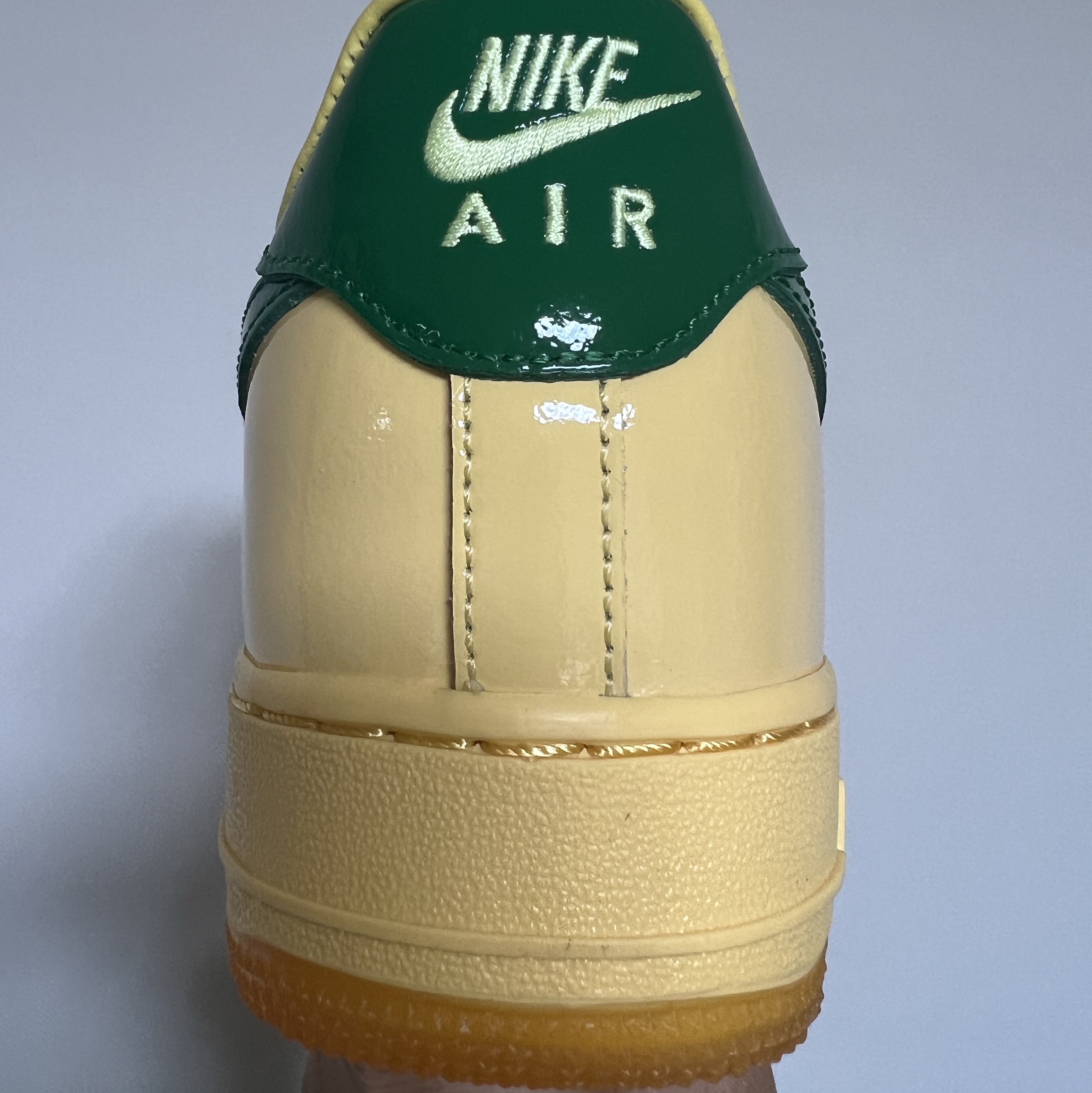Nike Air Force 1 Low Topaz Gold and Light Laser Orange 착용 스타일 - 3