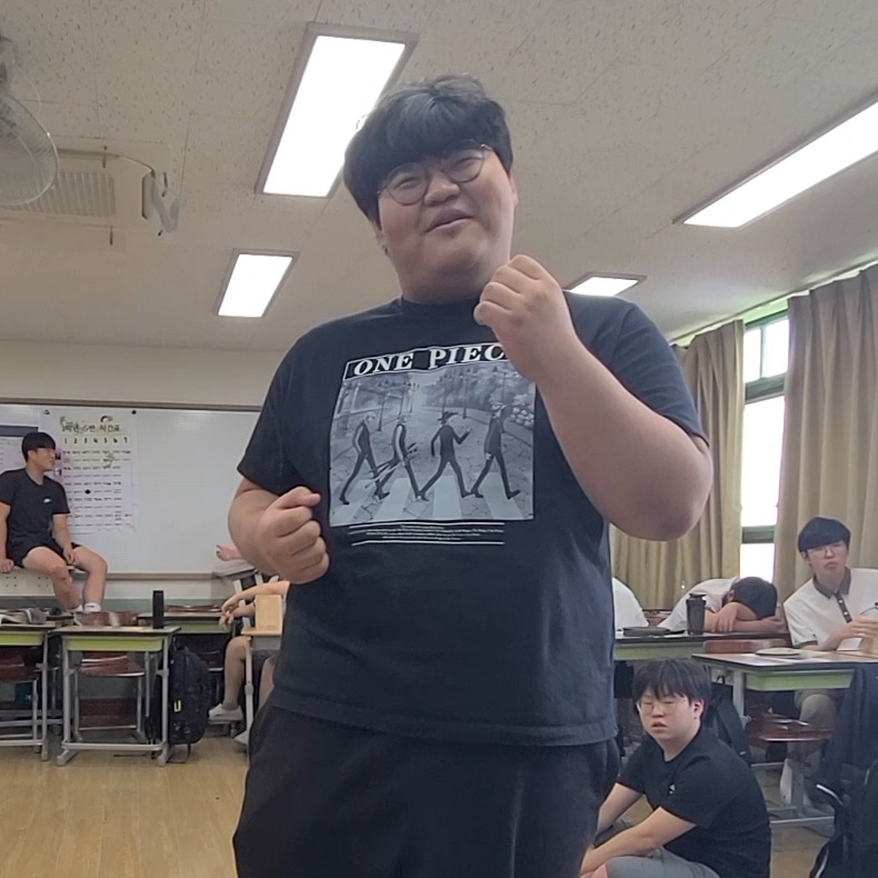 Uniqlo UT One Piece Graphic T-Shirt Black 착용 스타일