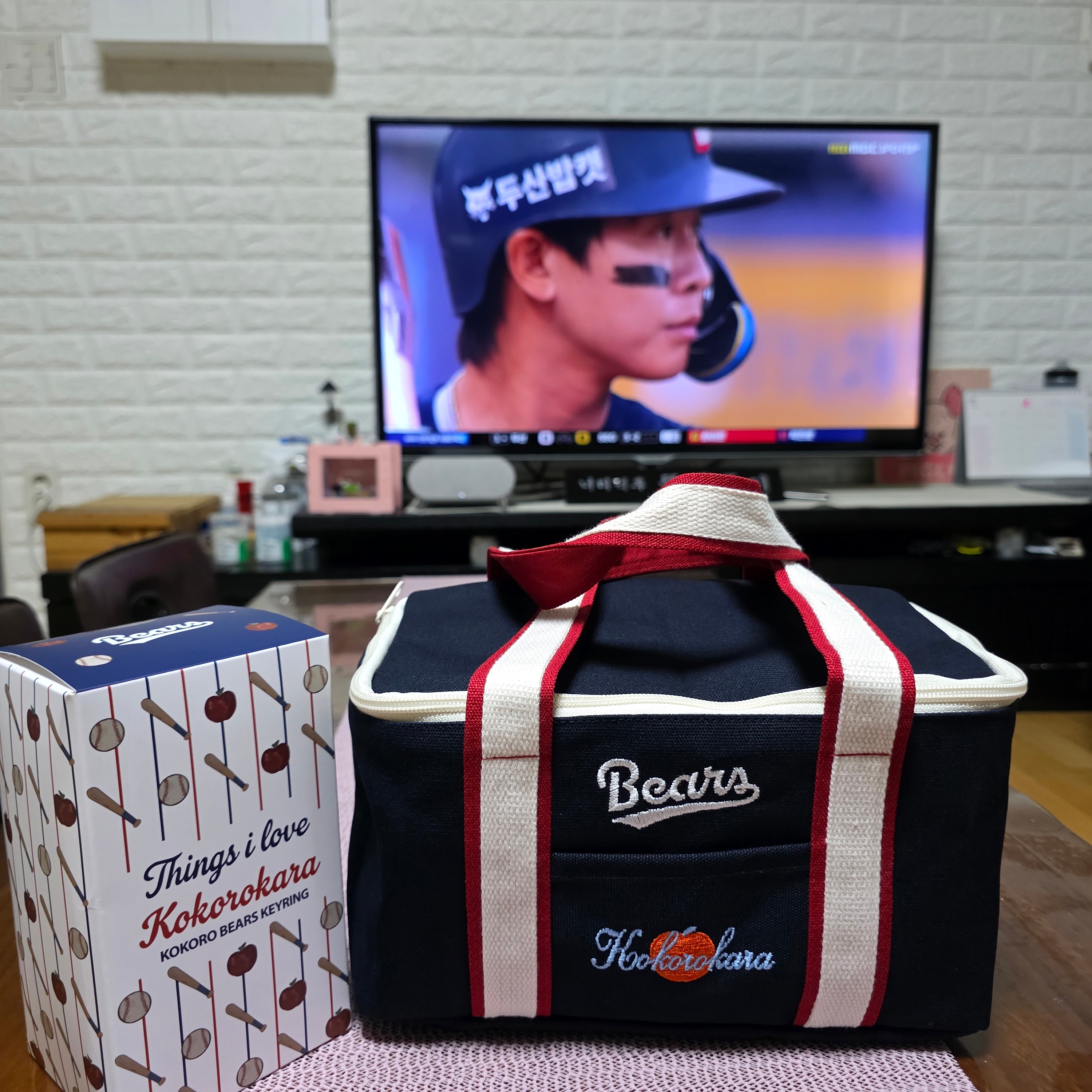 [KREAM 단독] Doosan Bears x Kokorokara Hustle Pudding 2pcs & Kokoro Bear Keyring & Cooler Bag Full Set 착용 스타일 - 1