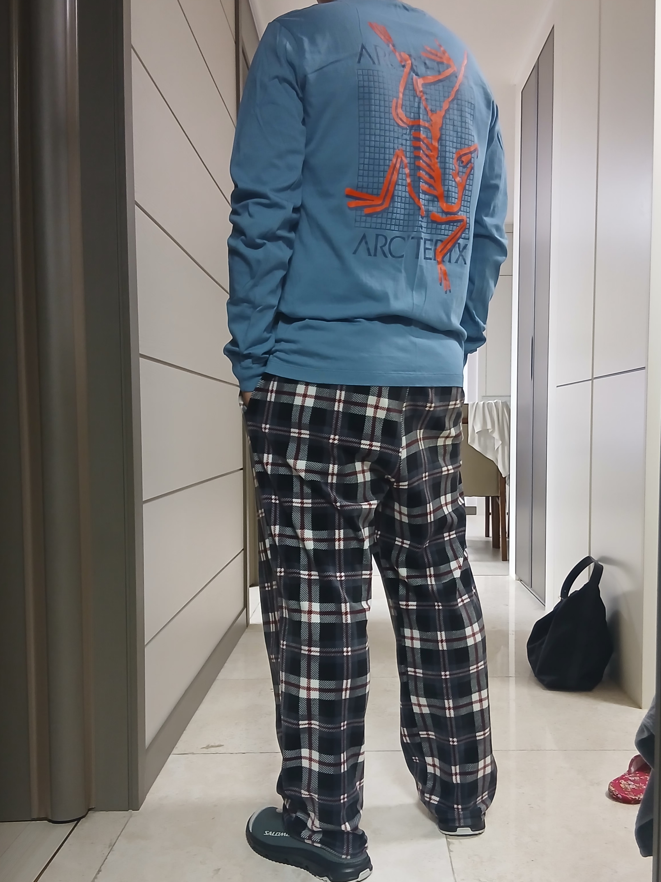 Arc'teryx Arc'Multi Bird Logo LS T-Shirt Stone Wash, Salomon RX Slide 3.0 Urban Chic Lunar Rock 착용 스타일 - 1