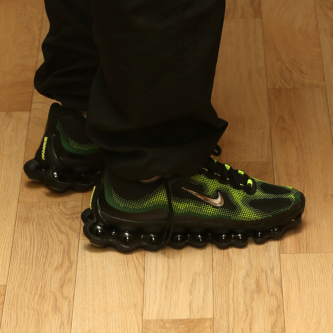 Nike Air Liquid Max Radiant Green and Green Apple 착용 스타일 - 1
