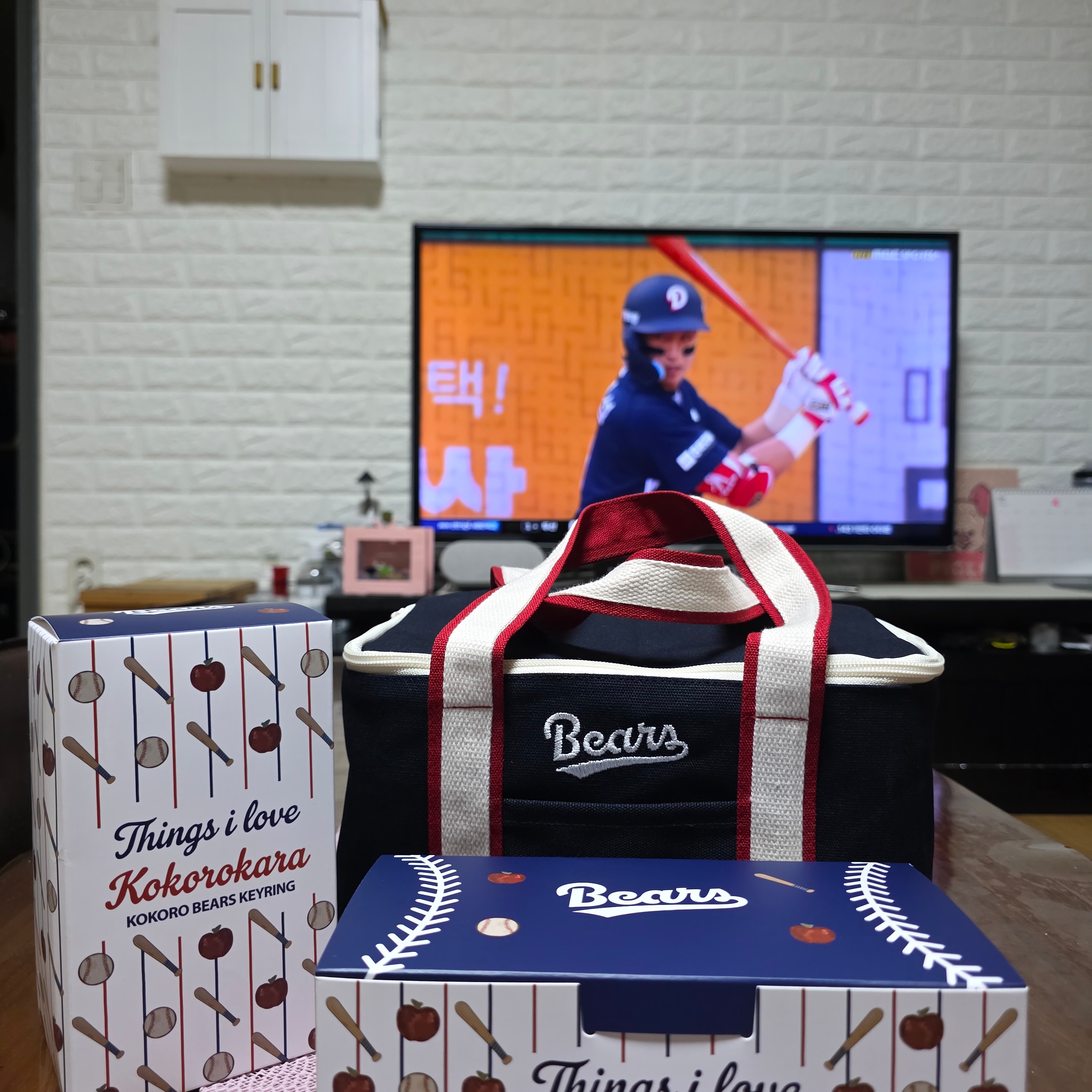 [KREAM 단독] Doosan Bears x Kokorokara Hustle Pudding 2pcs & Kokoro Bear Keyring & Cooler Bag Full Set 착용 스타일 - 2