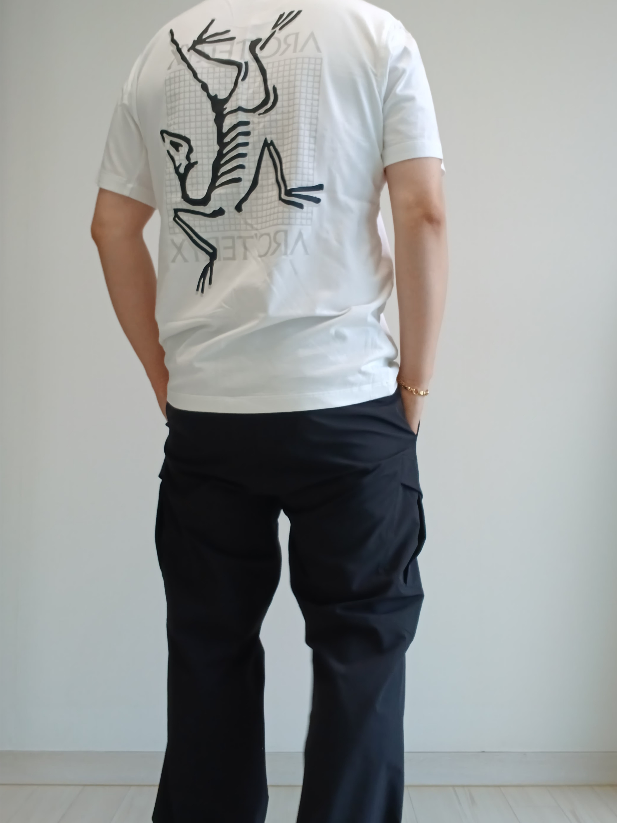 Arc'teryx Arc'Multi Bird Logo SS T-Shirt White Light, Arc'teryx Rampart Pants Black 착용 스타일 - 6