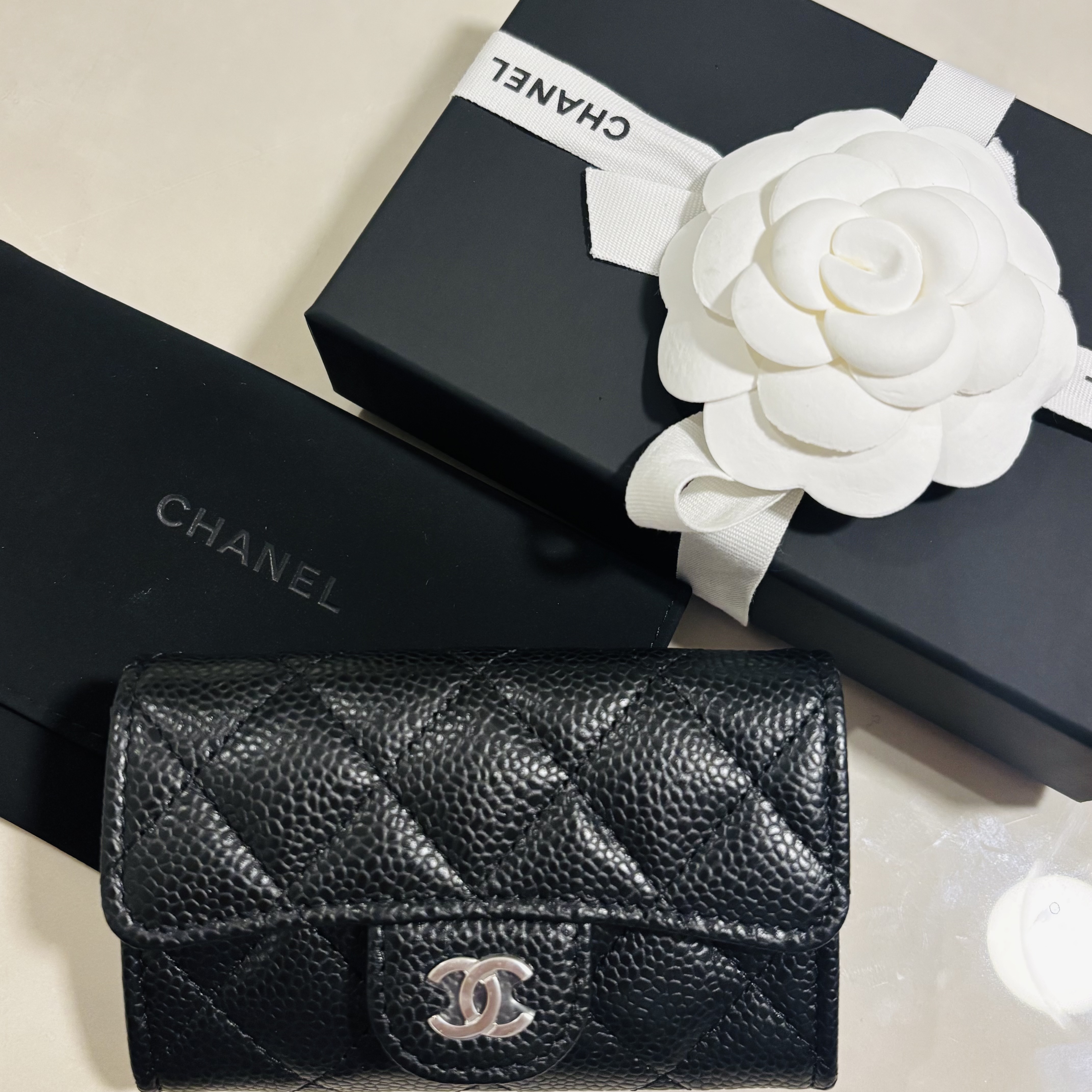 Chanel Classic Card Holder Grained Calfskin & Silver Black 착용 스타일