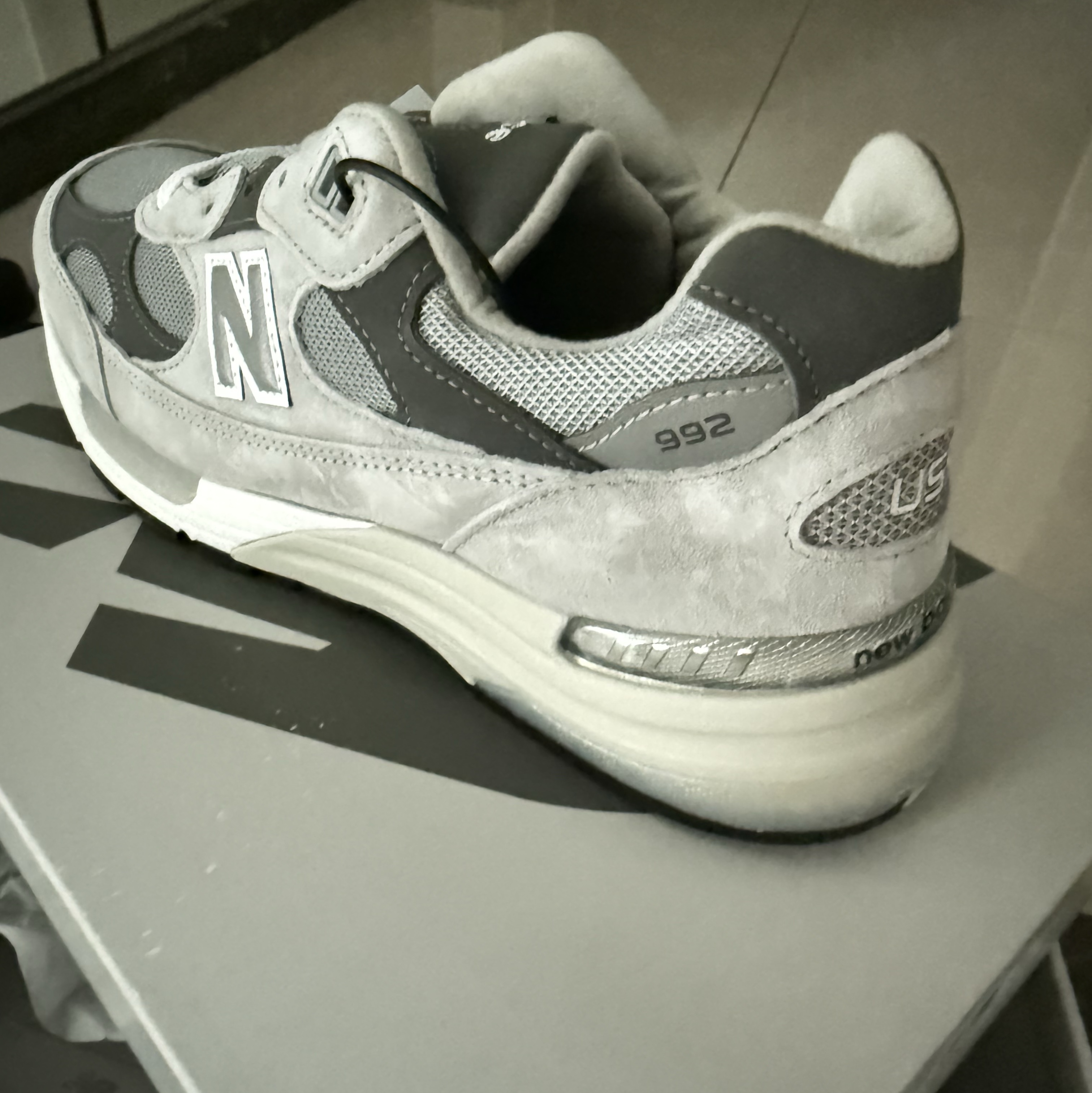 New Balance 992 Made in USA Core Grey Silver Metallic 착용 스타일