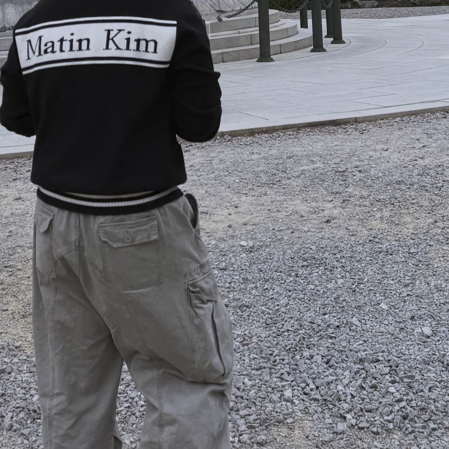 Matin Kim Spell Point Stripe Knit Cardigan Black 착용 스타일 - 3