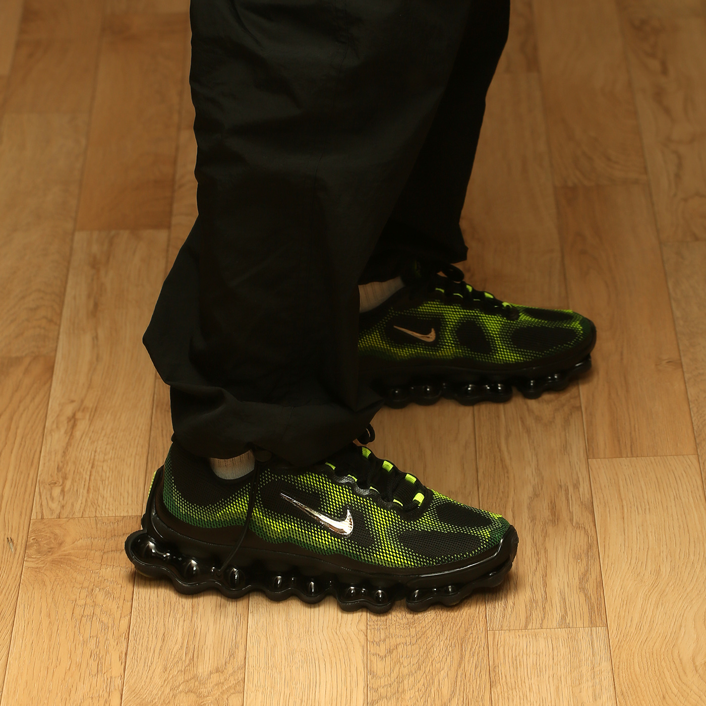 Nike Air Liquid Max Radiant Green and Green Apple 착용 스타일 - 4