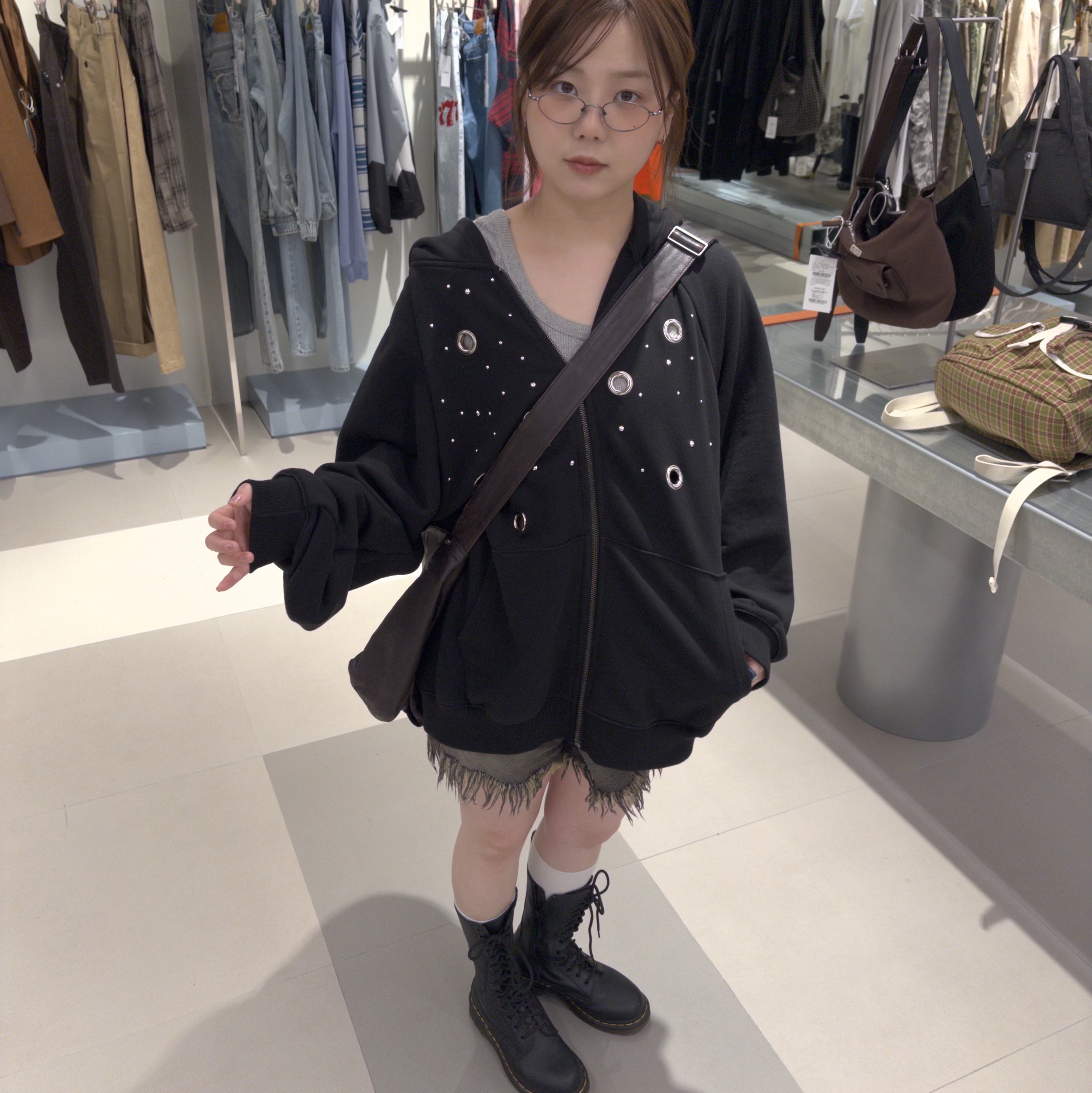 (W) Dr. Martens 1490 Virginia Black 착용 스타일 - 2