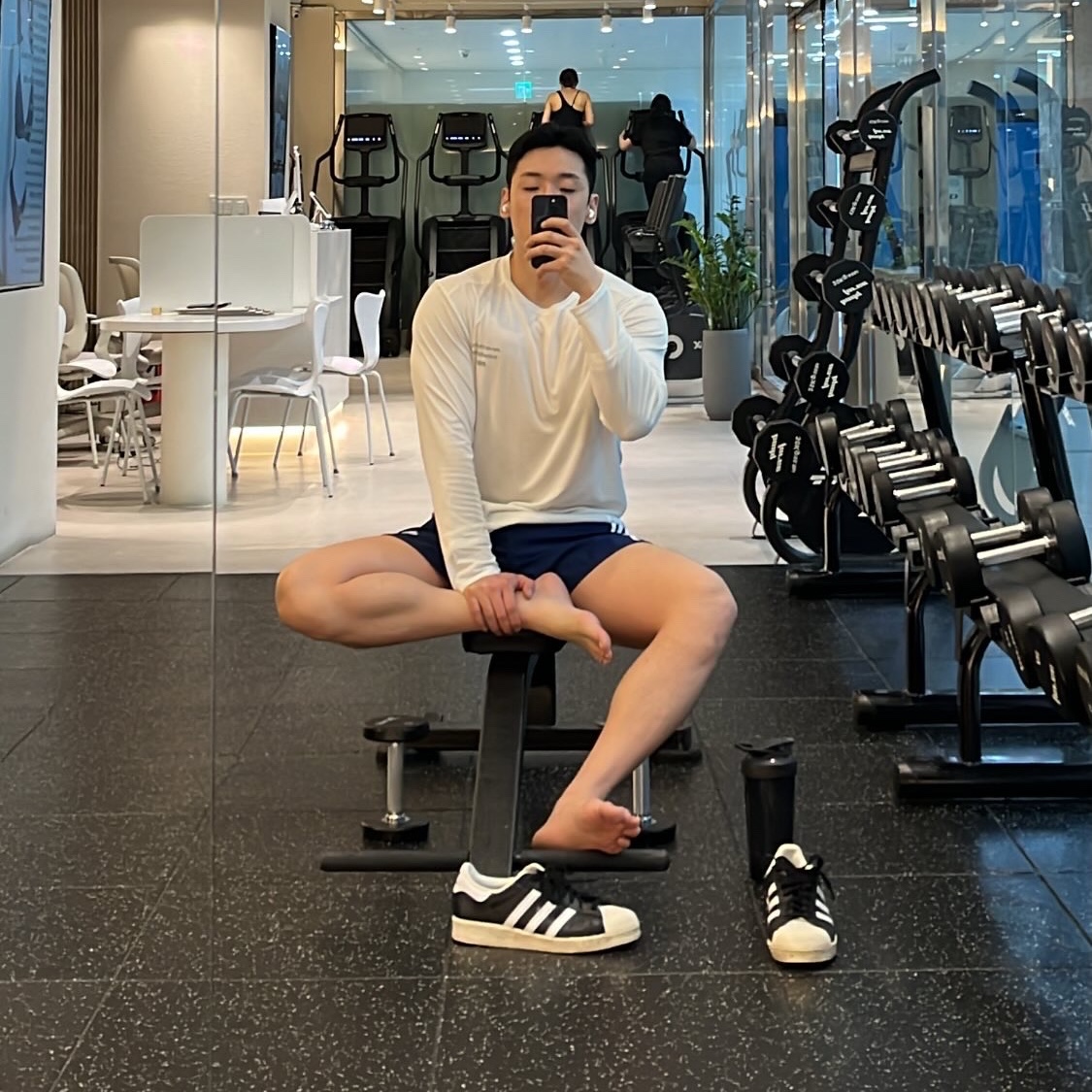 [KREAM 단독] runwhither Watch-Hole Sleeve White, Adidas Superstar 82 Core Black 착용 스타일