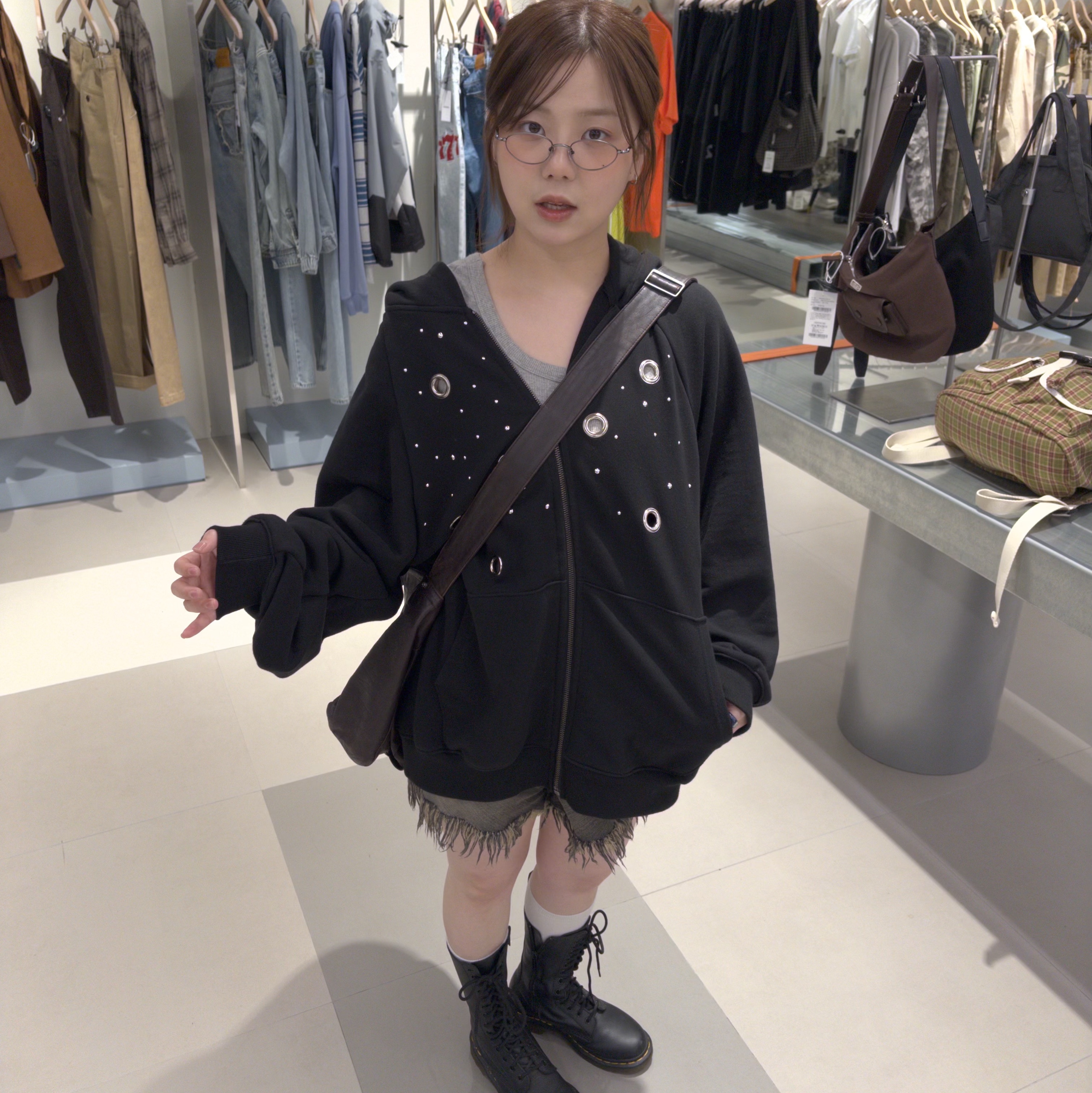(W) Dr. Martens 1490 Virginia Black 착용 스타일 - 3