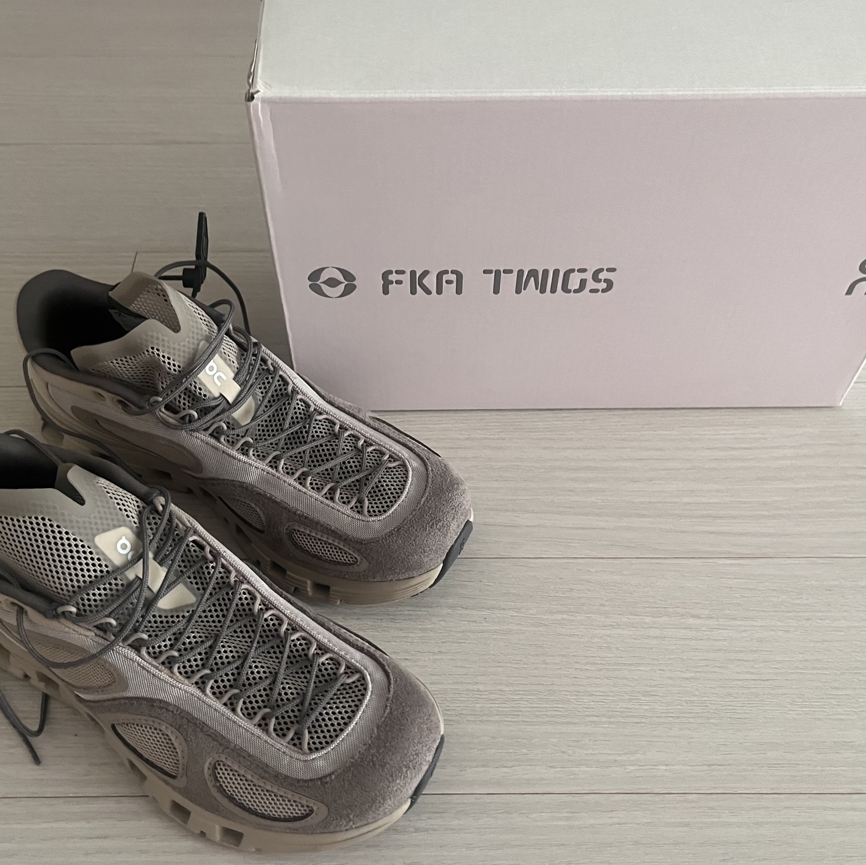 (W) On Running x FKA Twigs Cloud X 4 Desert 착용 스타일 - 1