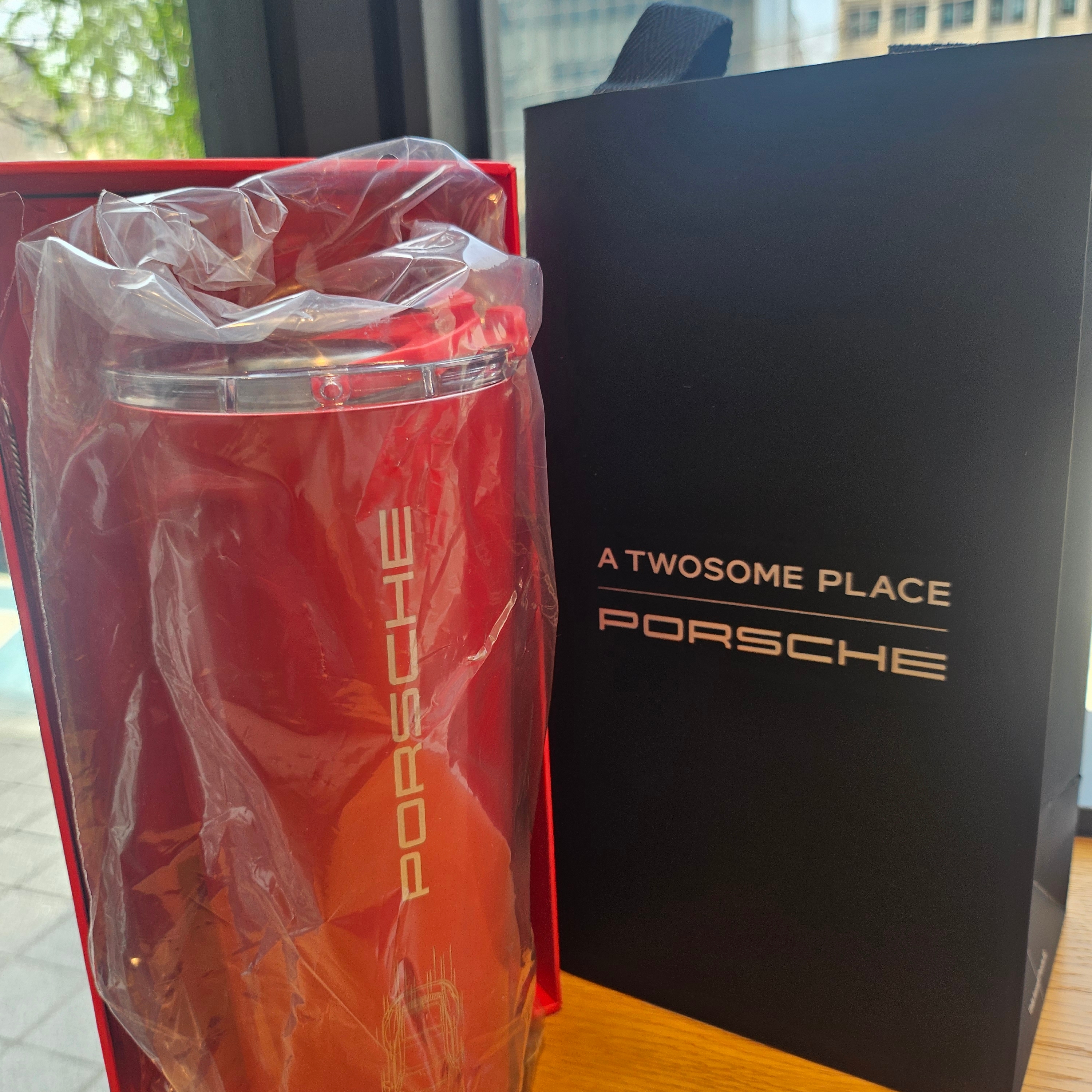 A Twosome Place x Porsche Tumbler Red 착용 스타일