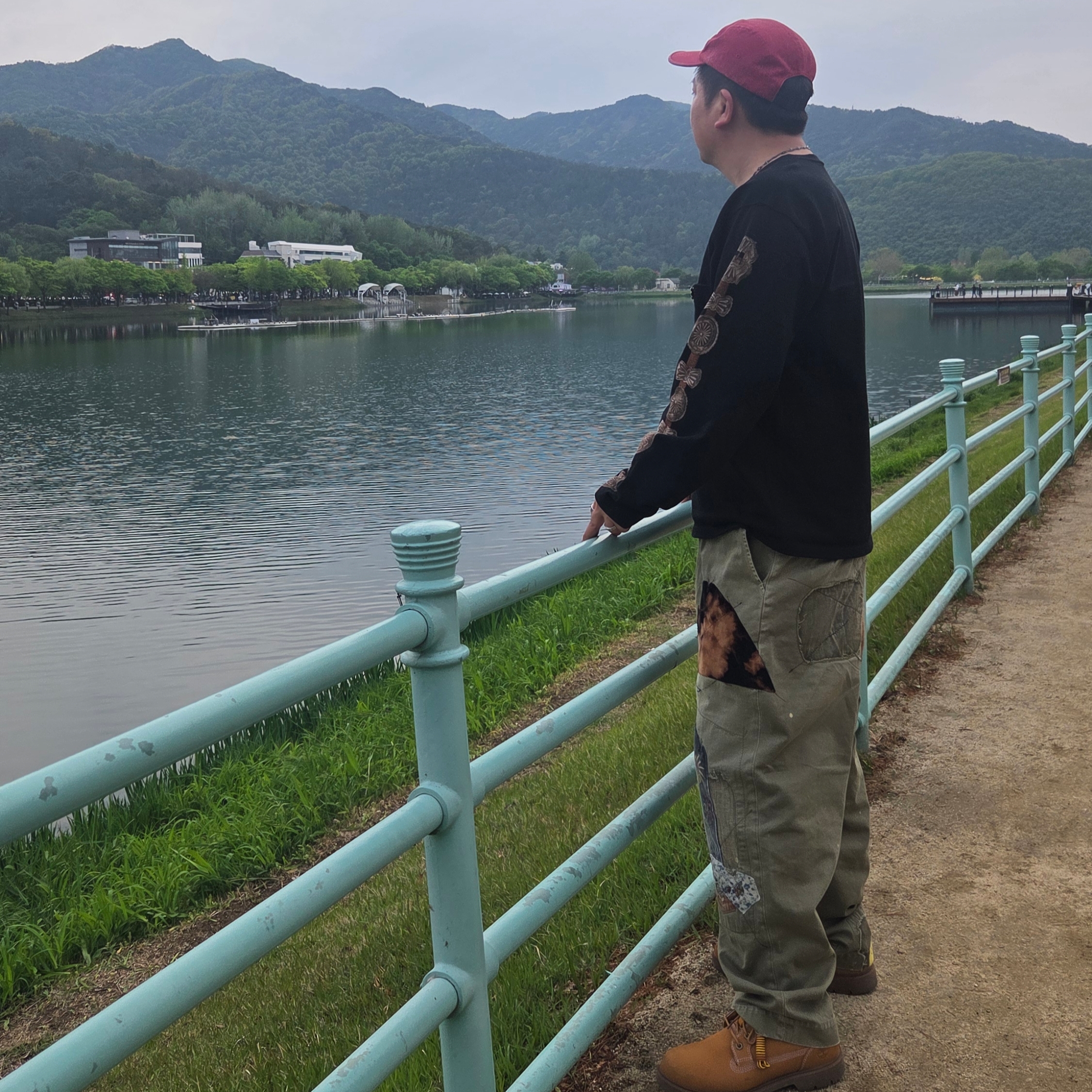 Kapital Katsuragi High Waist Neem Pants Khaki, Kapital 16/Cutting Cotton Sheeting Crew Pocelon Concho Belt Sleeve T-Shirt Black 착용 스타일 - 1