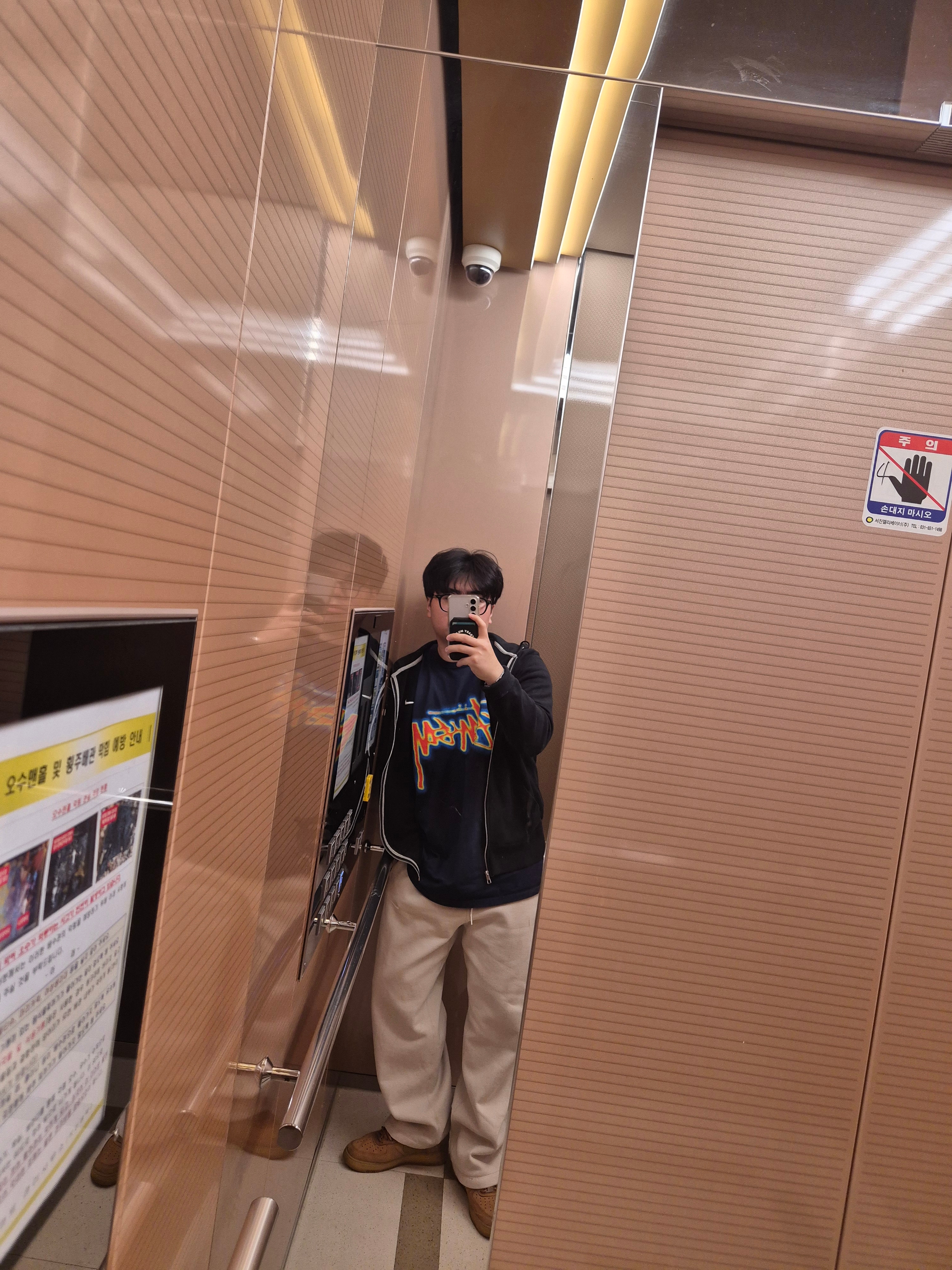 Stussy Thermal Stock T-Shirt Navy, Nike Air Force 1 '07 WB Flax 착용 스타일