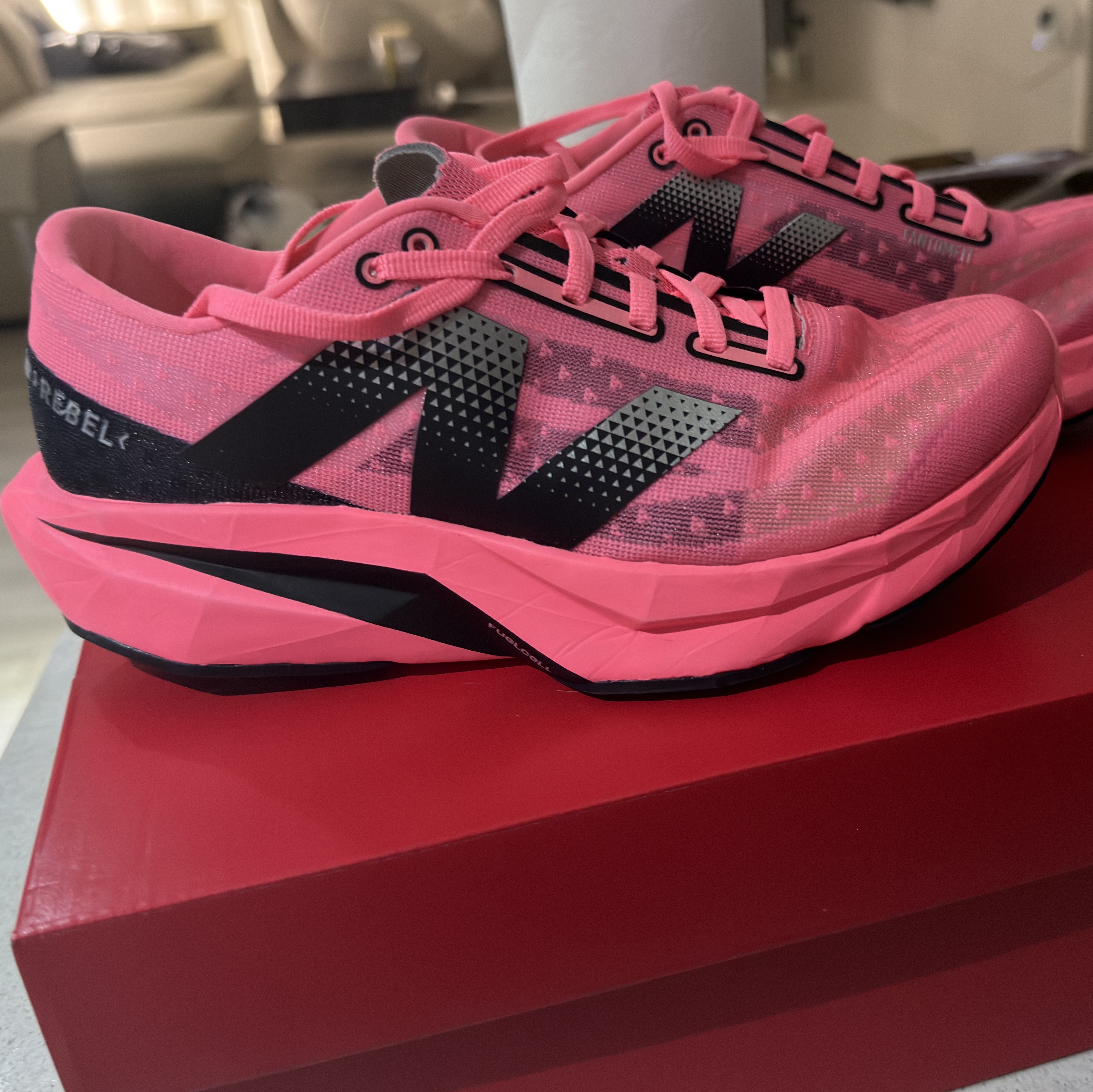 (W) New Balance FuelCell Rebel v4 Ultra Pink Black - D Wide 착용 스타일 - 2