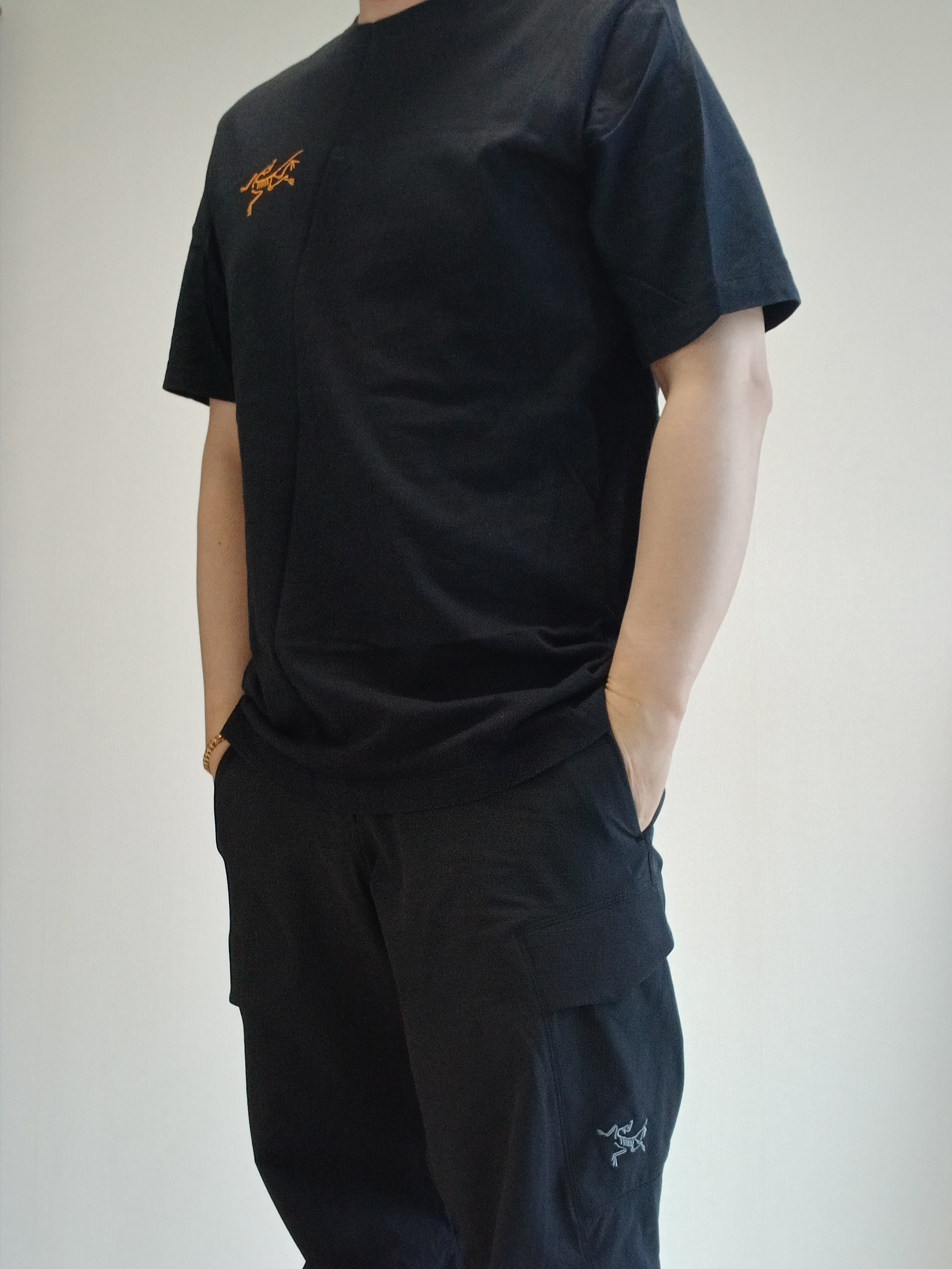 Arc'teryx Arc'Multi Bird Logo SS T-Shirt Black, Arc'teryx Rampart Pants Black 착용 스타일 - 6