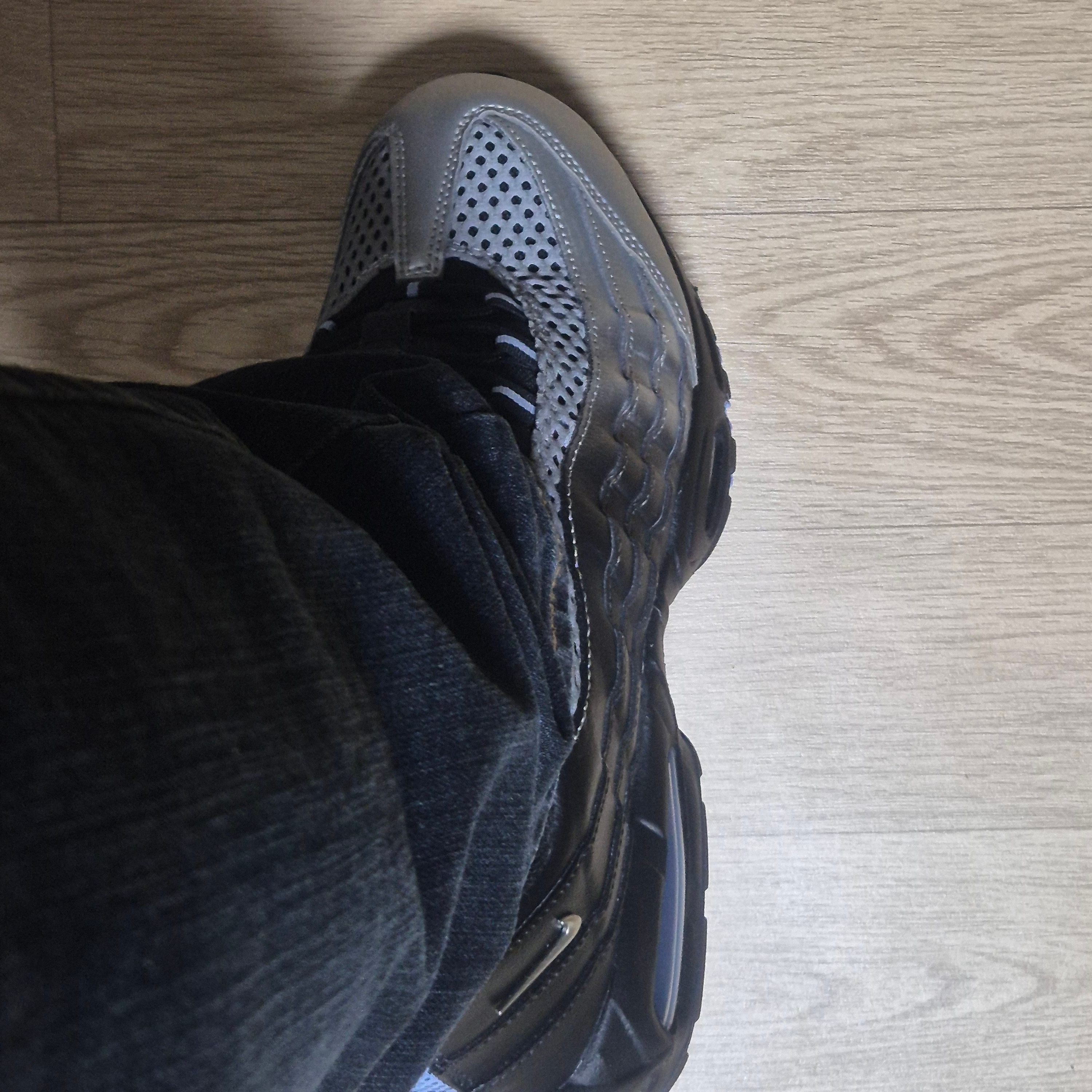 Nike x Palace Air Max 95 Metallic Silver Aluminum 착용 스타일 - 3