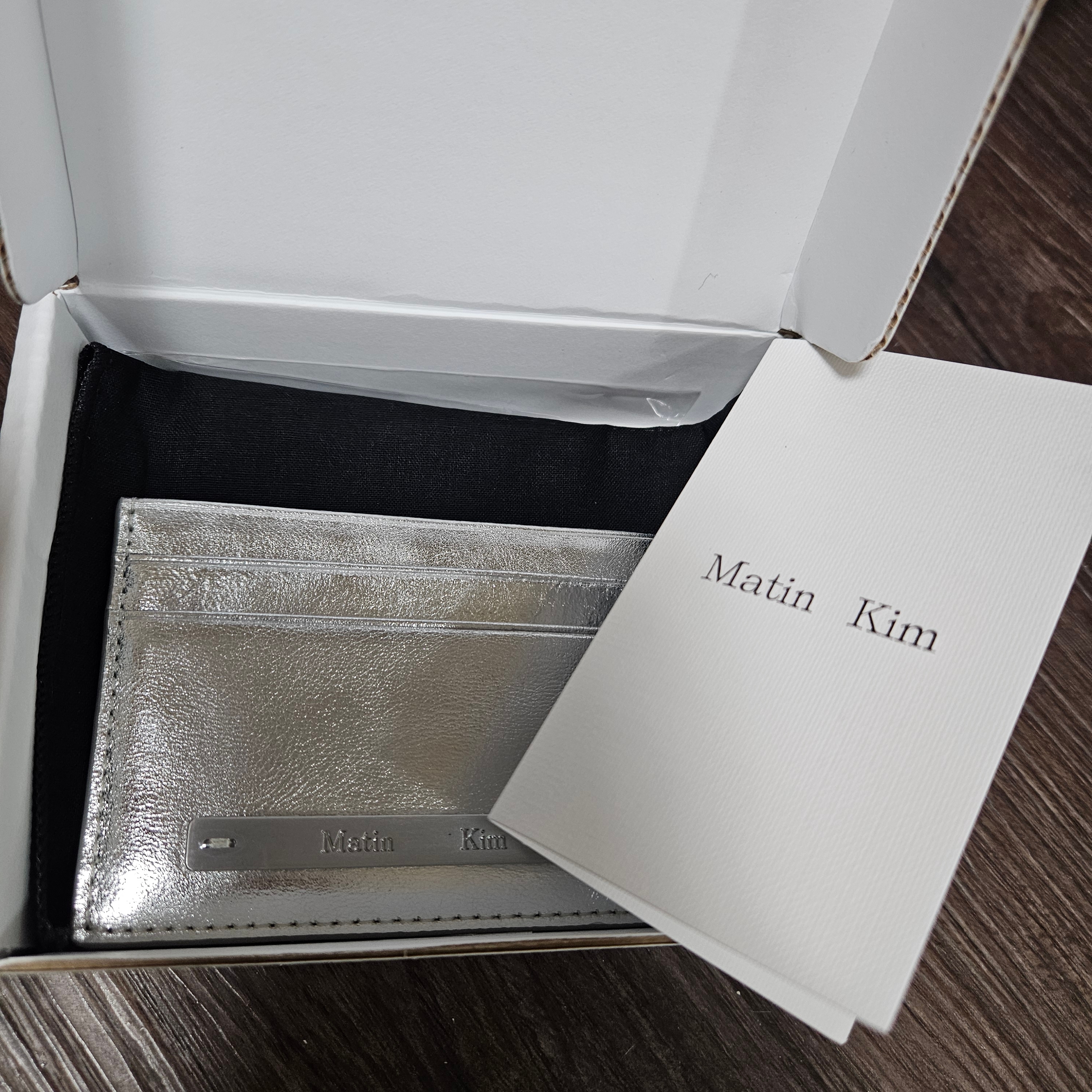 Matin Kim Vintage Card Wallet Silver 착용 스타일