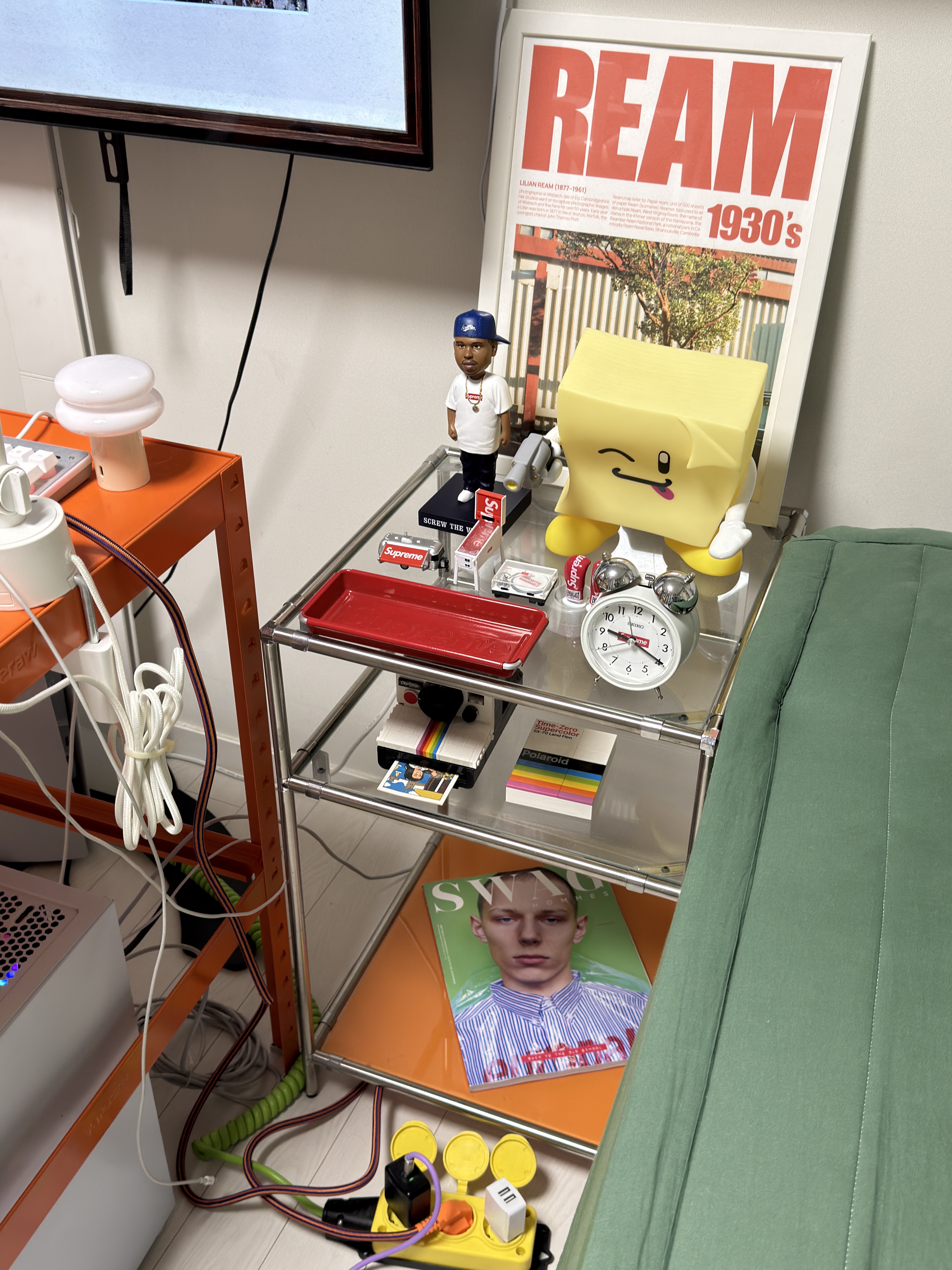 Supreme x DJ Screw Foco Bobblehead Multicolor - 26SS, Supreme x Seiko Alarm Clock White - 22FW 착용 스타일