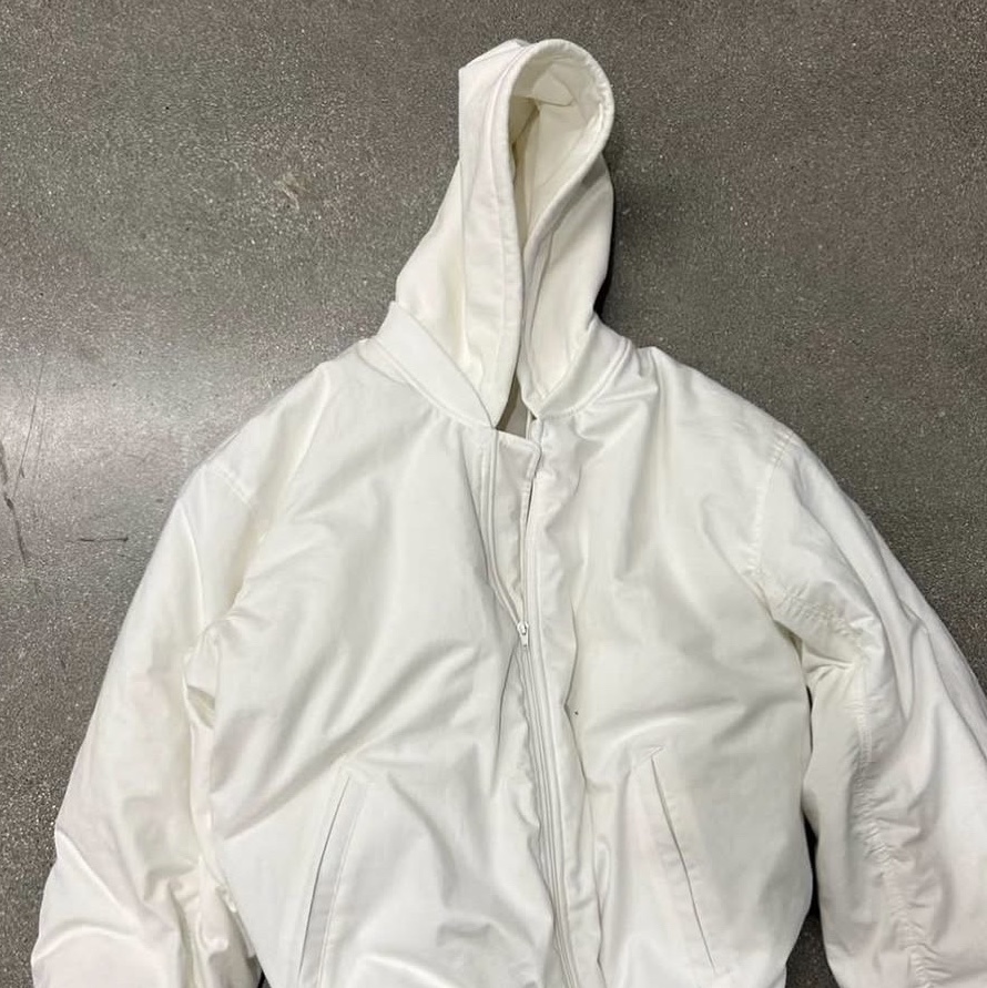 Yeezy JC-08 White 착용 스타일 - 2