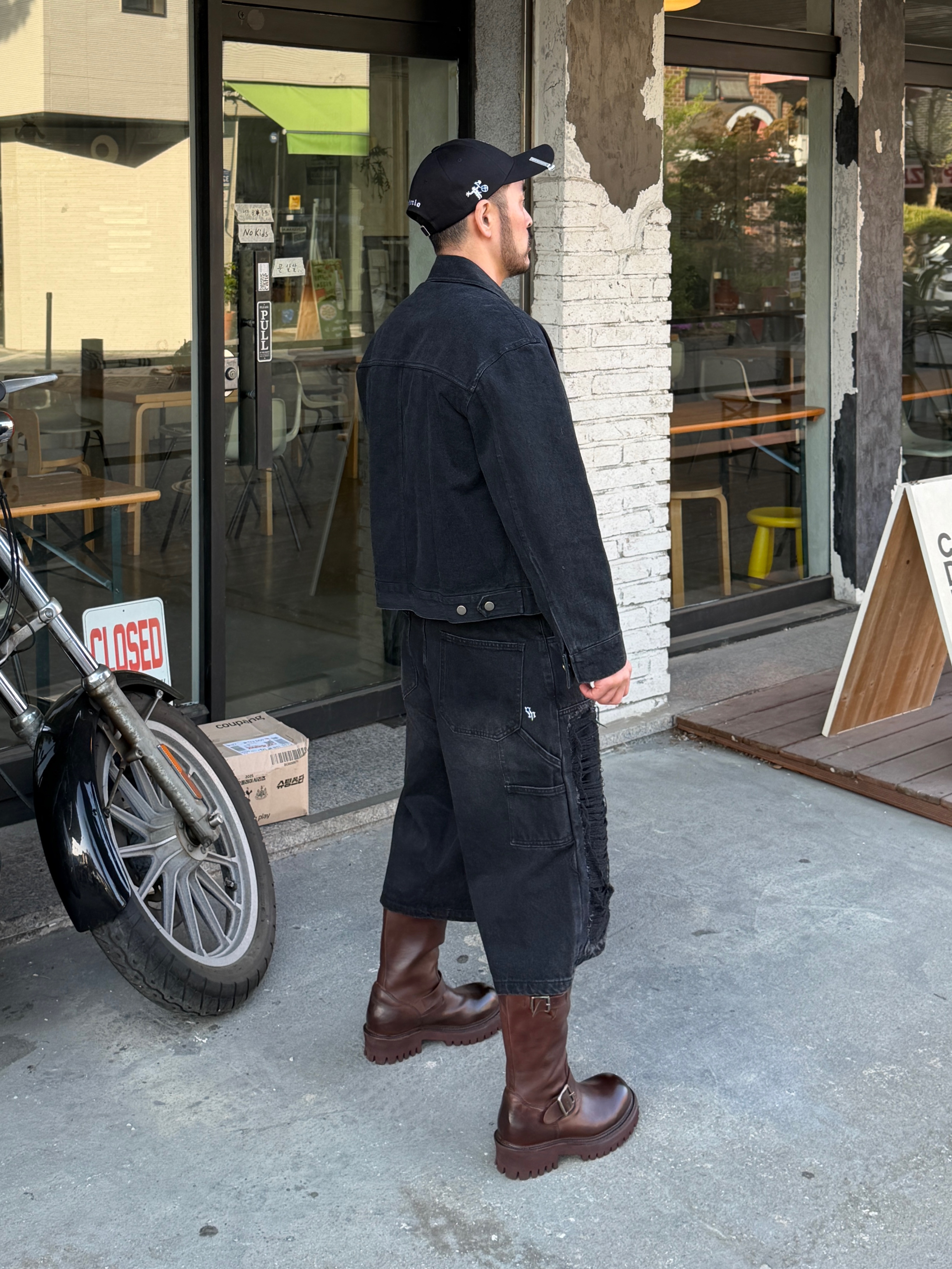 [KREAM 단독] NOMANUAL Destroyed Bermuda Pants Washed Black 착용 스타일 - 8