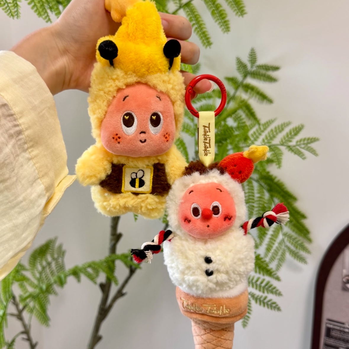 Pop Mart Moon Gelato Series Honey Plush Pendant, Pop Mart Moon Gelato Series Gelato Double Scoop Gelato Pendant 착용 스타일