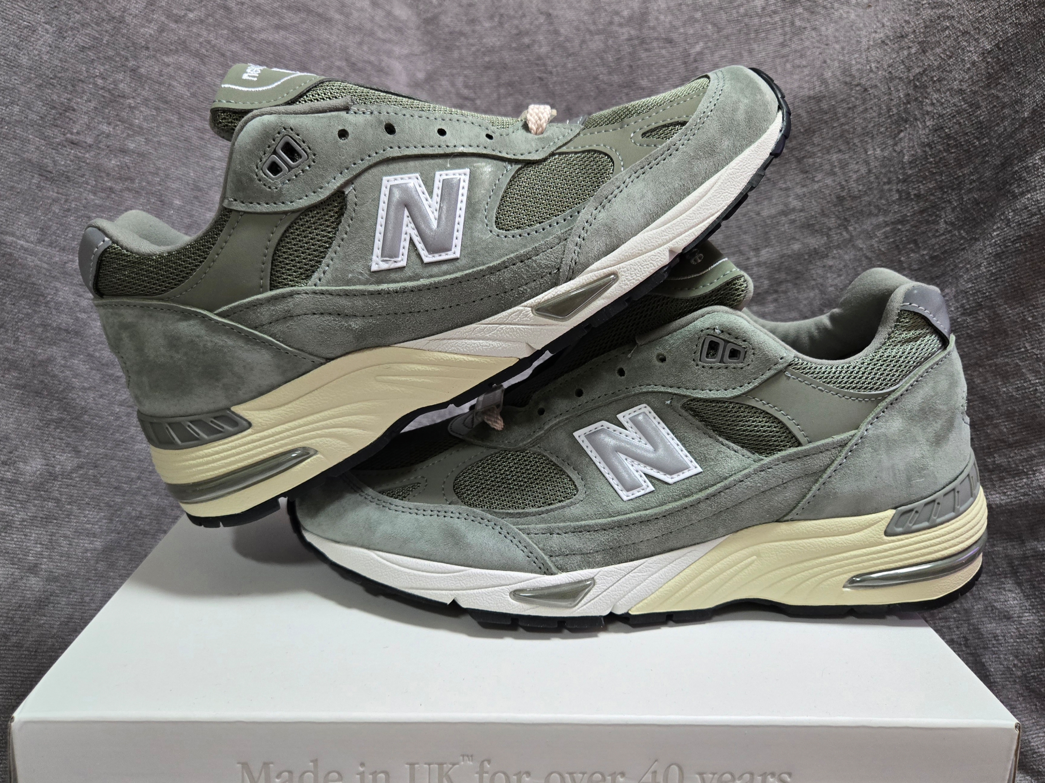 New Balance x Kith 991v1 Made in UK Vetiver, New Balance x JJJJound 991 Made in UK Grey 착용 스타일 - 1