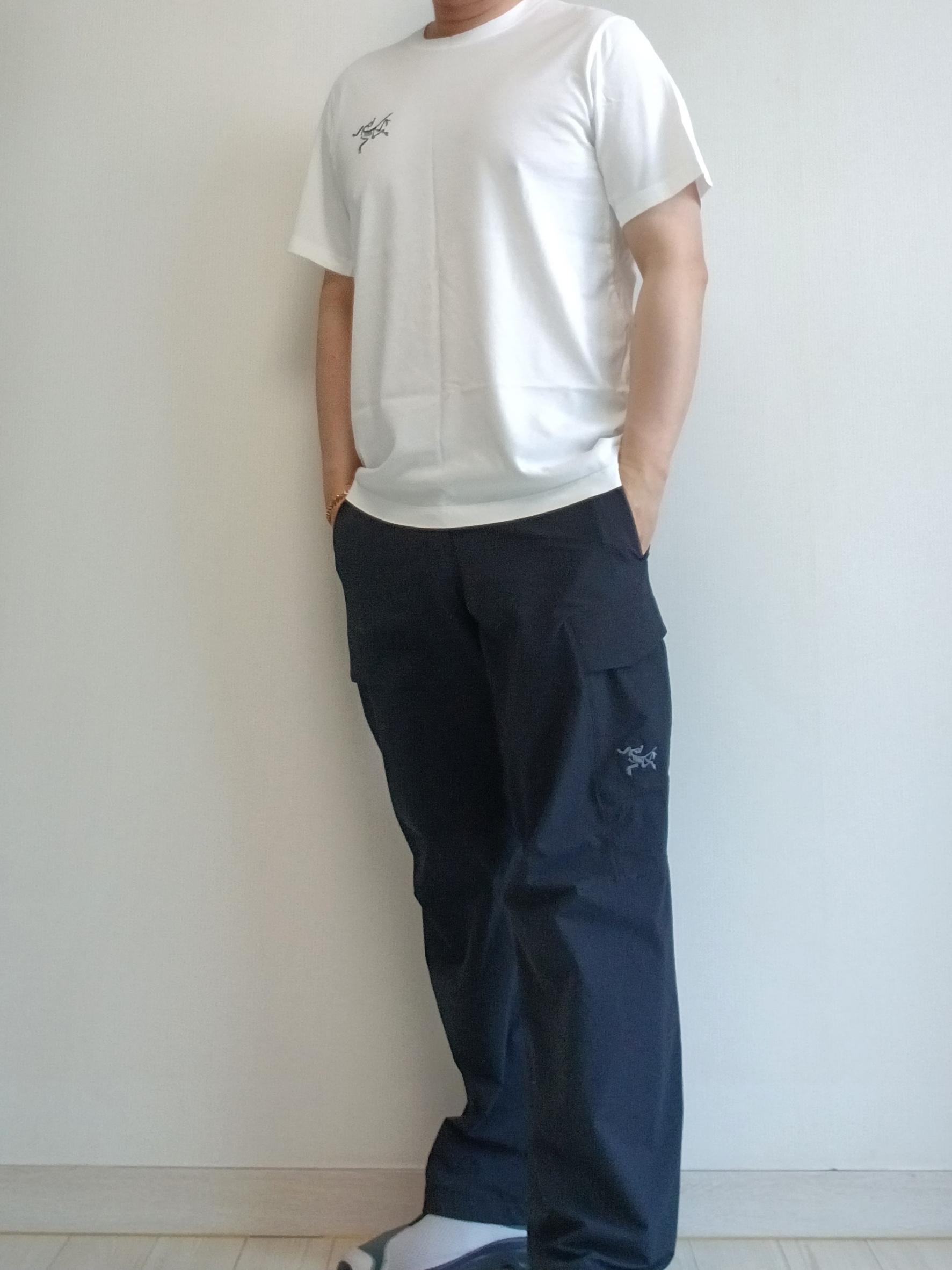 Arc'teryx Arc'Multi Bird Logo SS T-Shirt White Light, Arc'teryx Rampart Pants Black 착용 스타일 - 8
