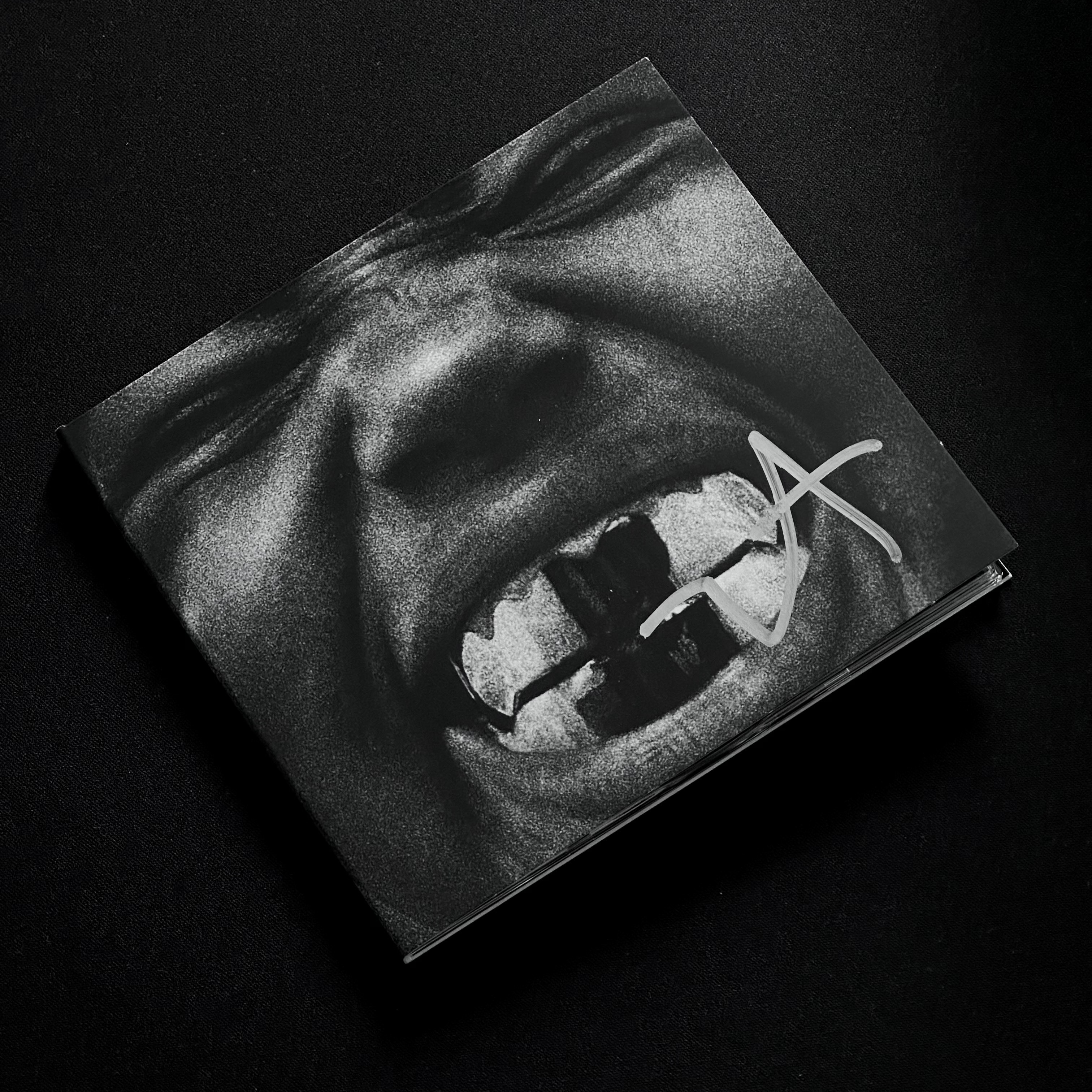 Ye Bully Signed CD Black 착용 스타일 - 1