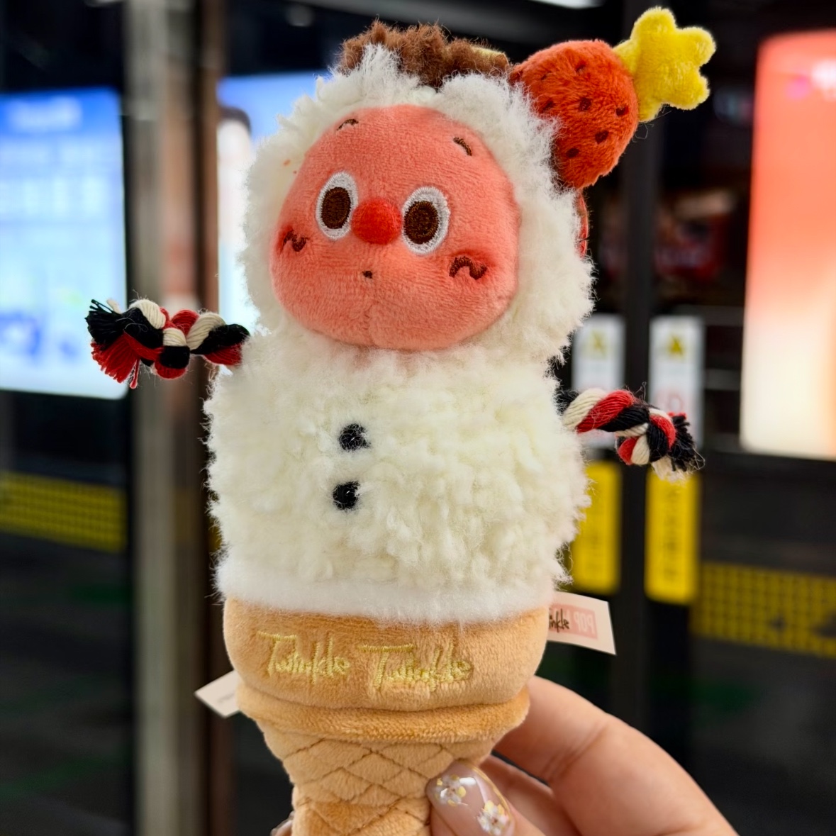 Pop Mart Moon Gelato Series Gelato Double Scoop Gelato Pendant 착용 스타일