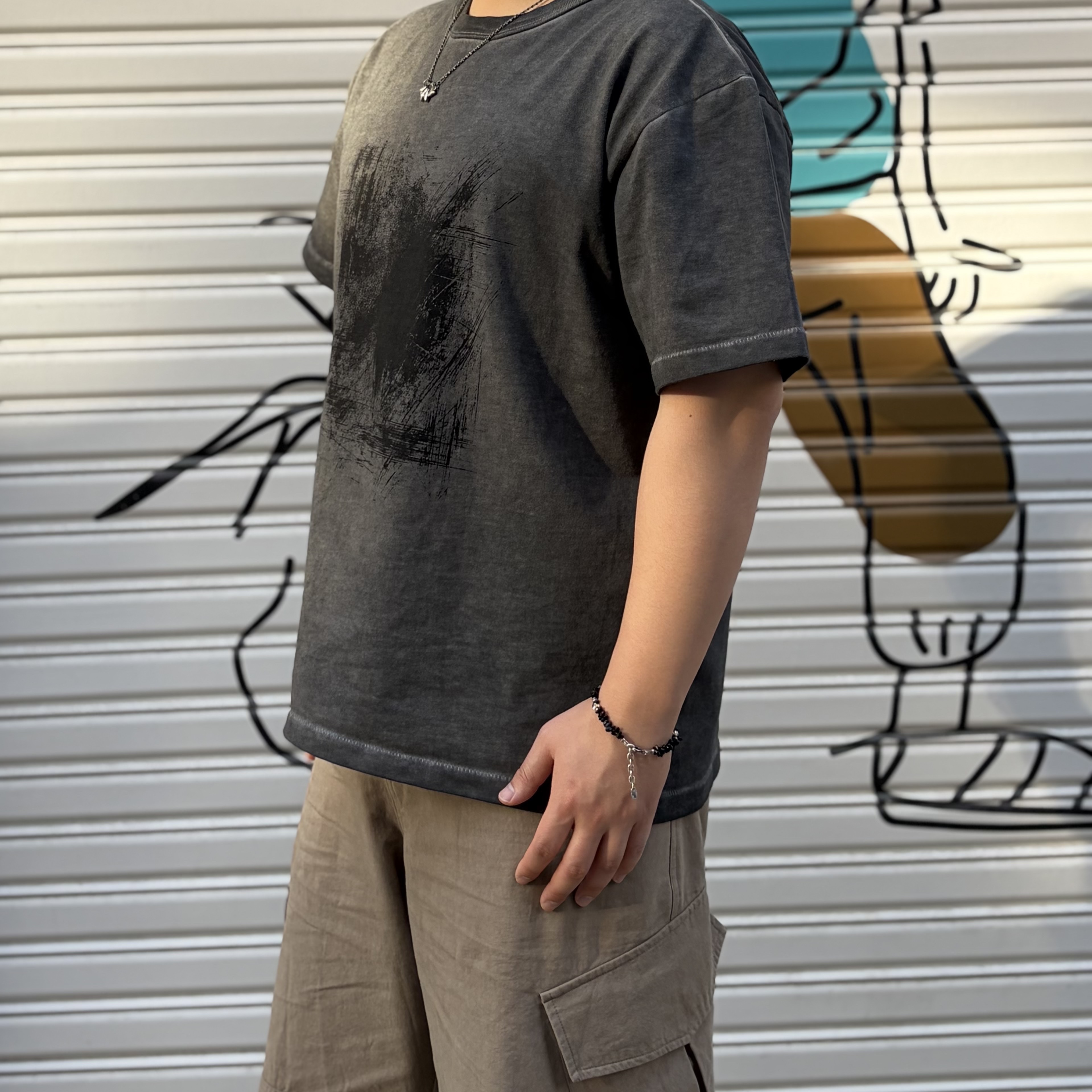 Matin Kim Pigment Graffiti Logo Top In Charcoal 착용 스타일 - 3