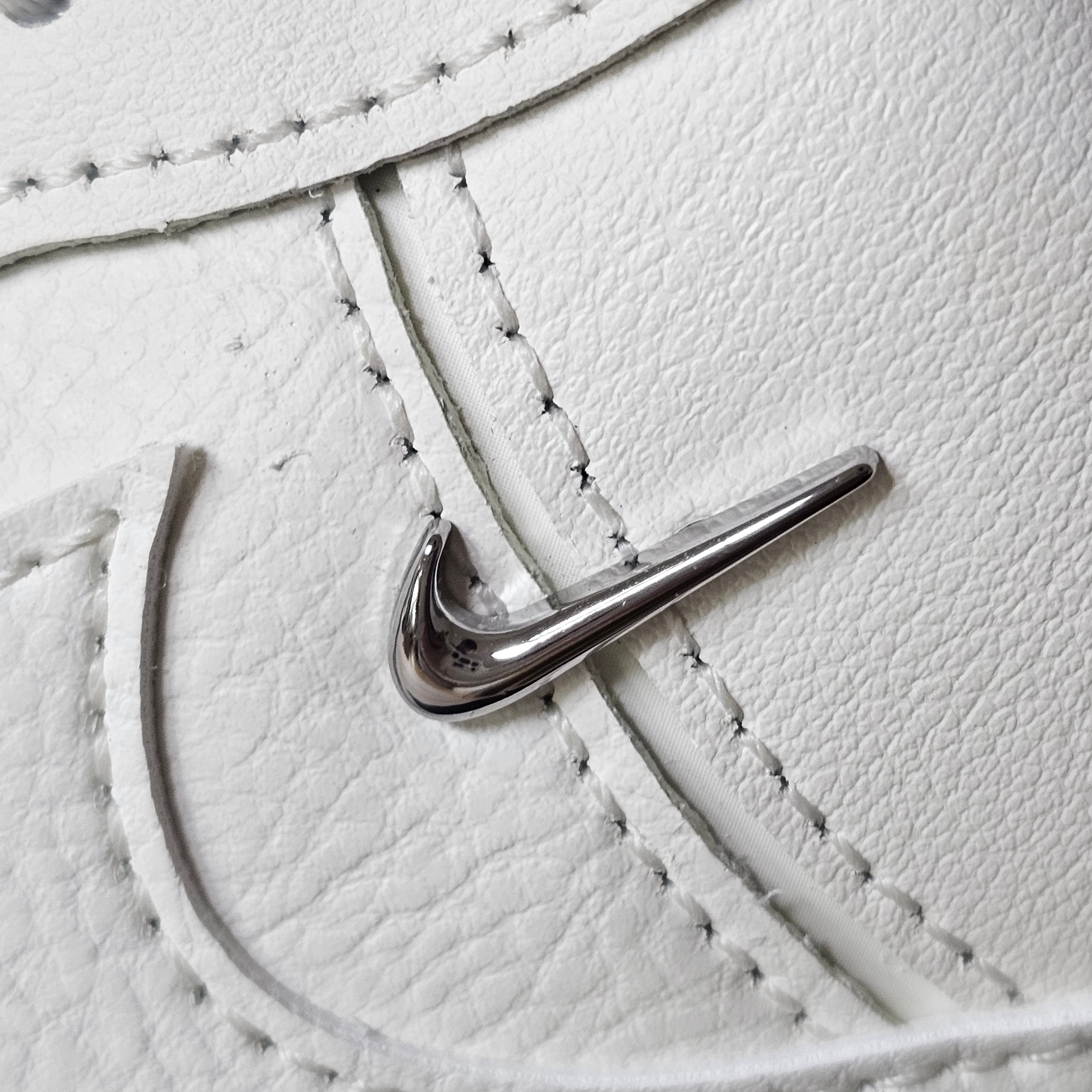 (W) Nike Air Force 1 '07 LV8 Sail Metallic Silver 착용 스타일 - 4