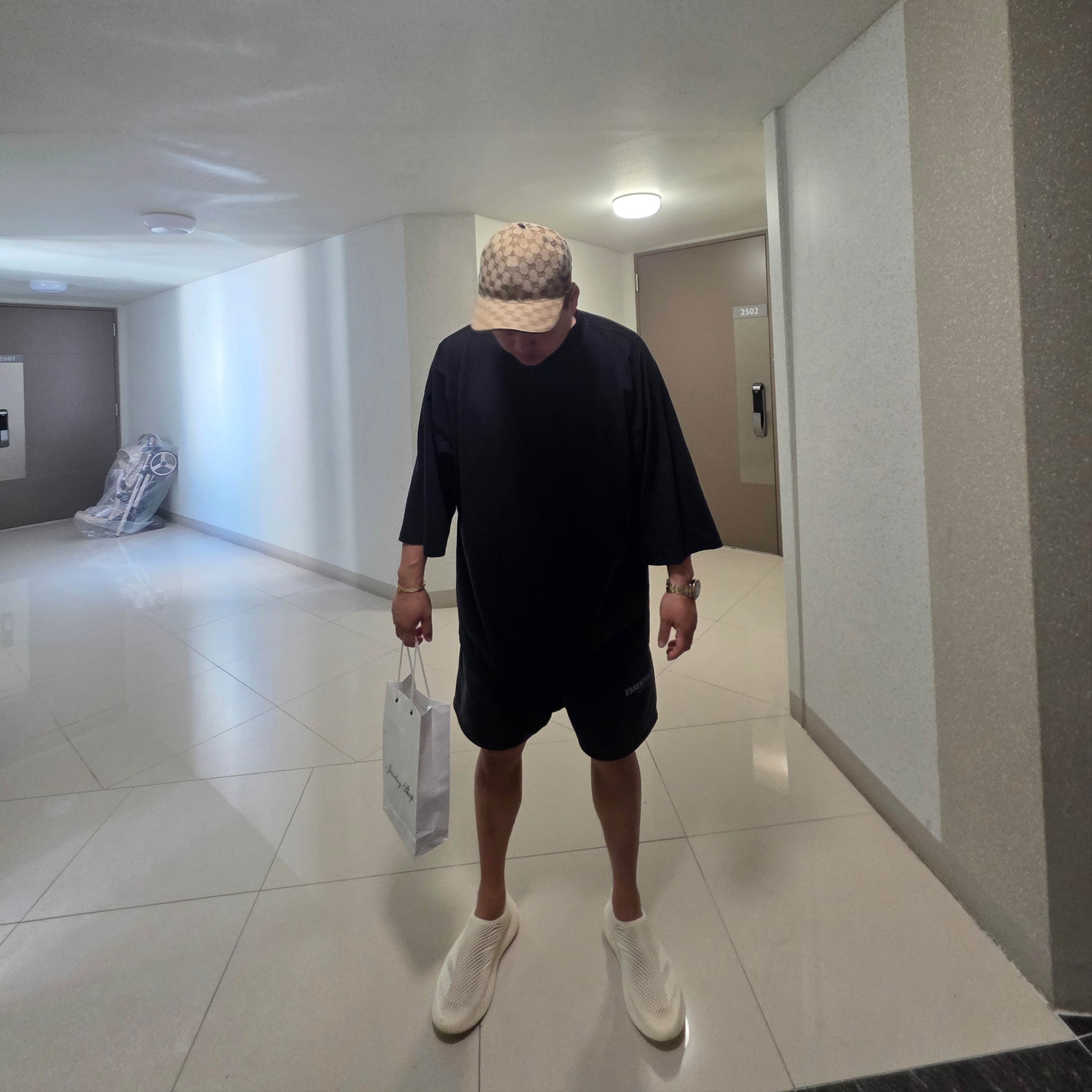 Yeezy Gap Engineered By Balenciaga Dove 3/4 Sleeve T-Shirt Black, Balenciaga x Gucci The Hacker Project Hacker Cap Beige 착용 스타일 - 1