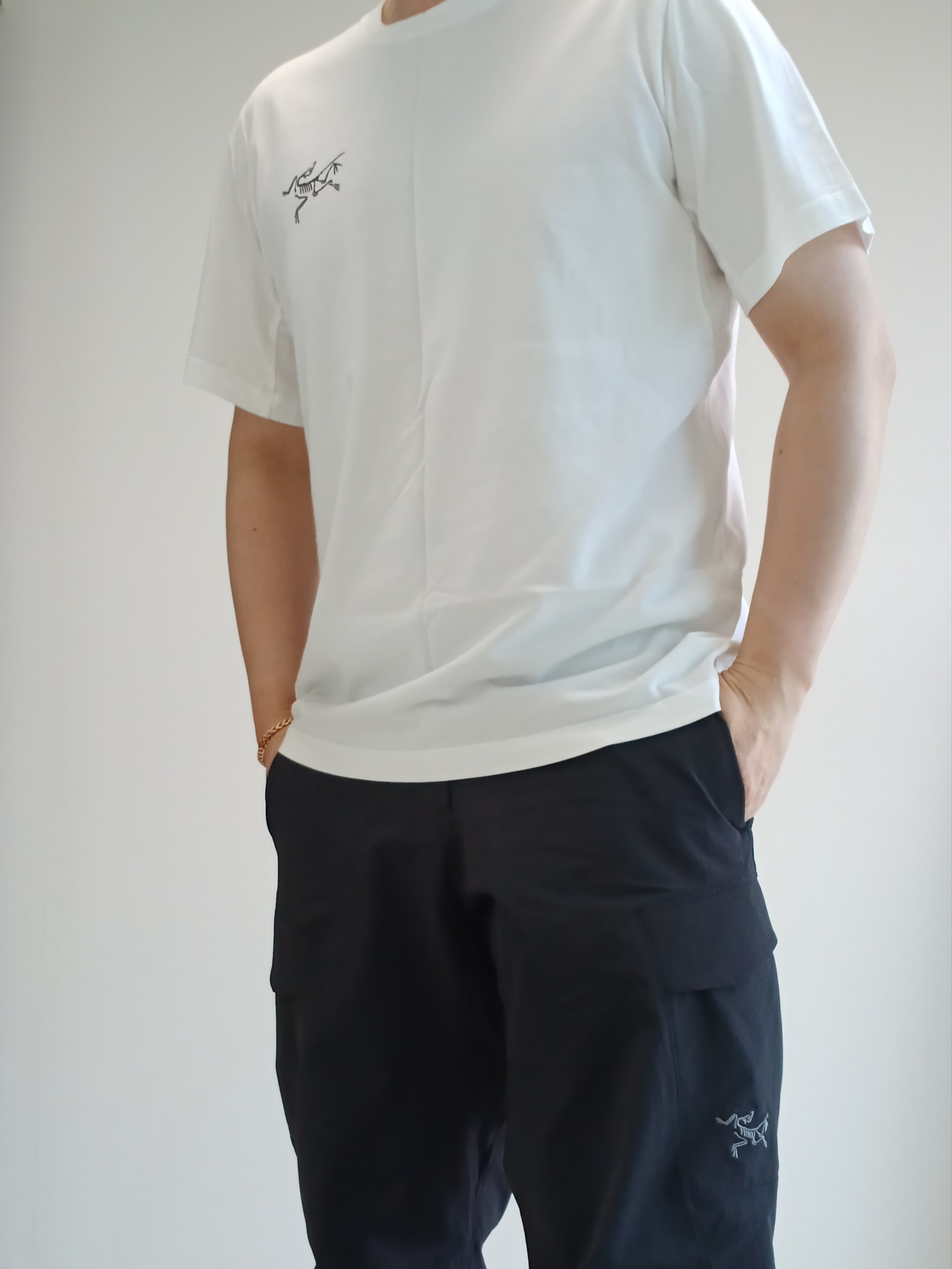 Arc'teryx Arc'Multi Bird Logo SS T-Shirt White Light, Arc'teryx Rampart Pants Black 착용 스타일 - 2